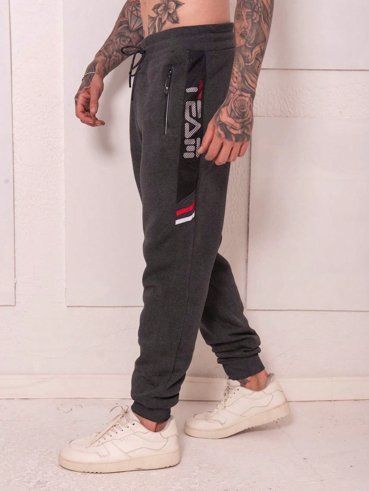 Calça Masculina Jogger Esportiva Com Estampa Team E Zíper Chumbo / PP Calça Masculina Jogger Esportiva Com Estampa Team