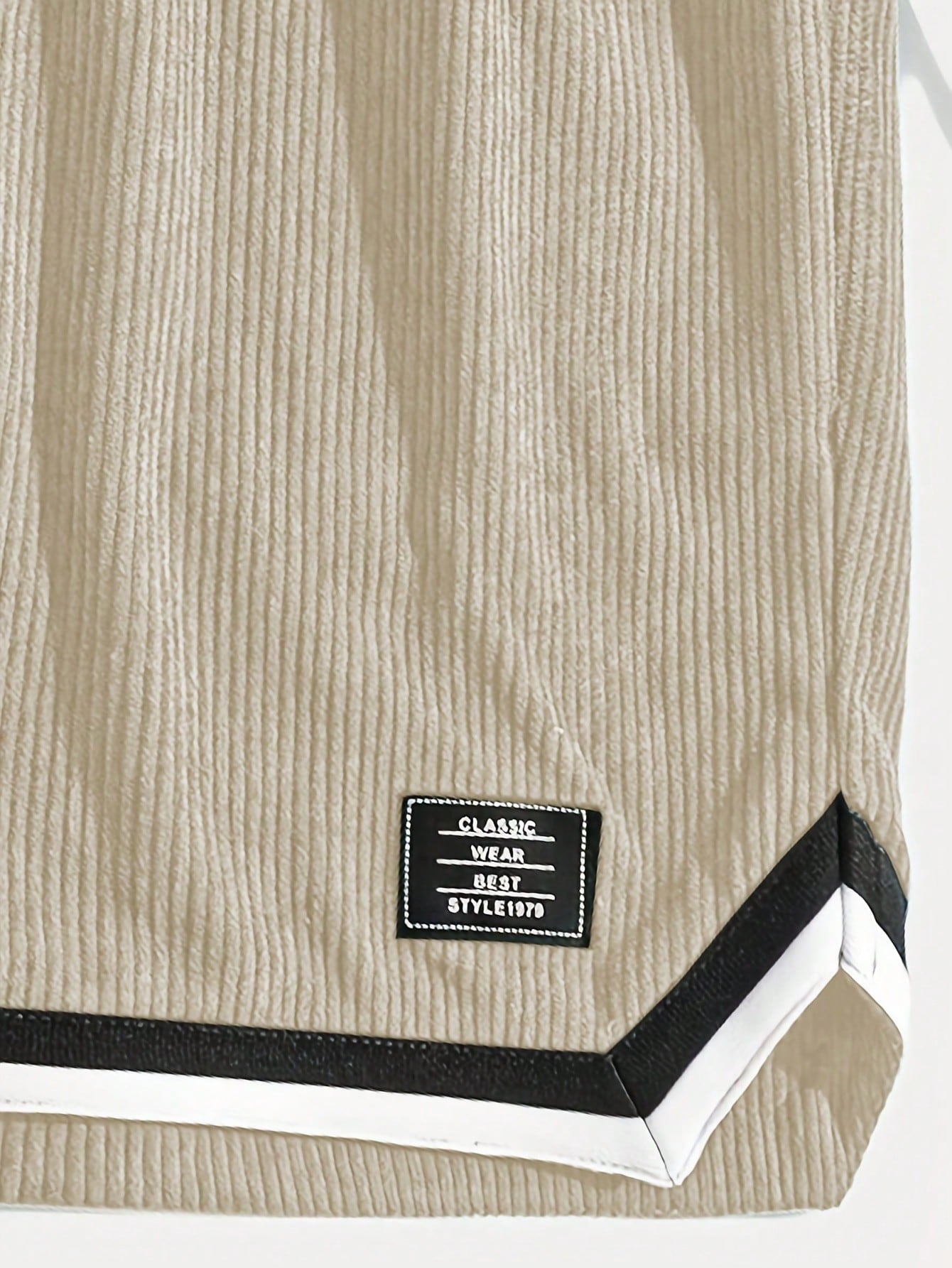 Shorts Masculino Em Veludo Cotelê Com Detalhes Contrastantes Shorts Masculino Em Veludo Cotelê Com Detalhes