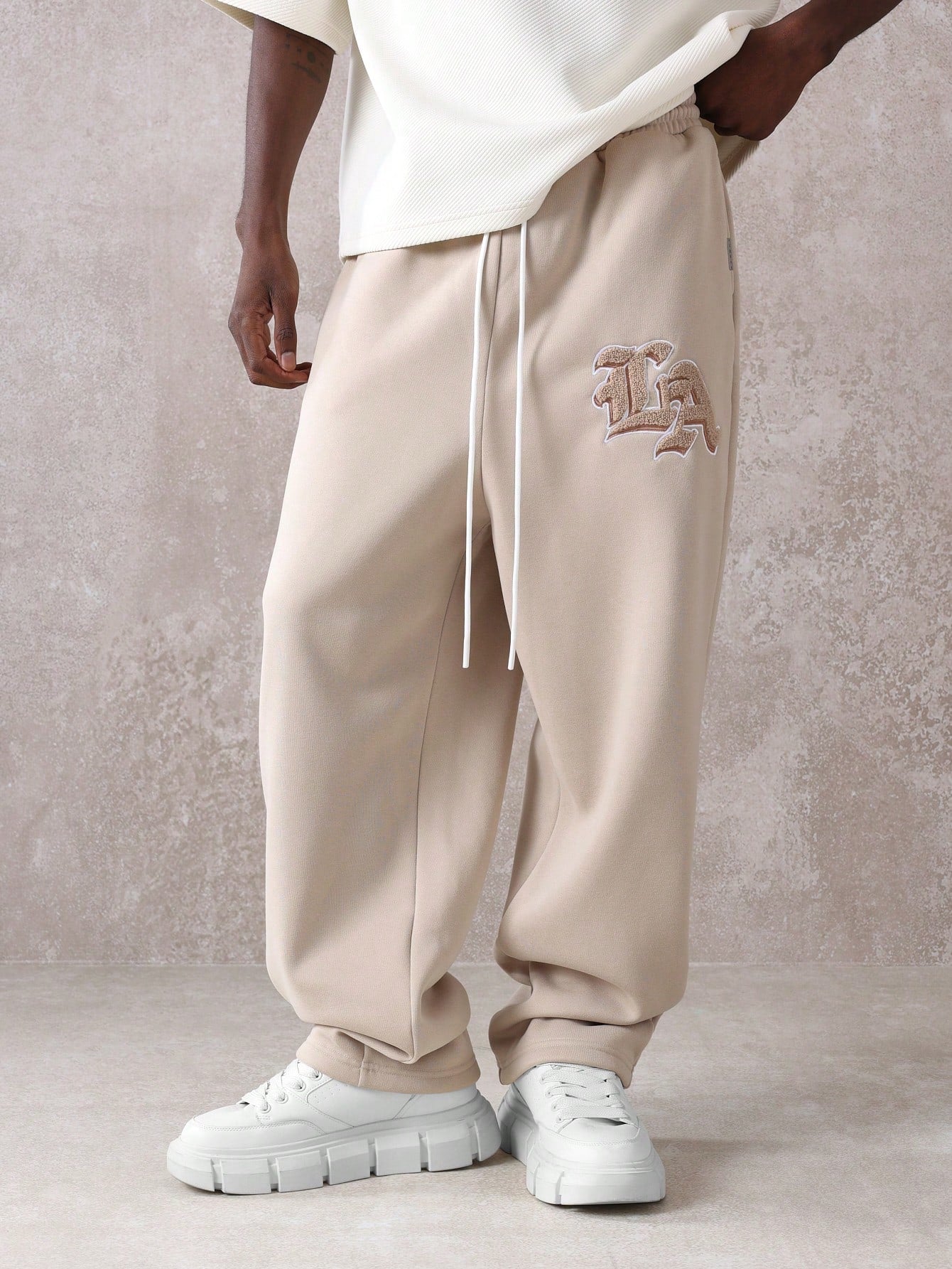 Calça Masculina Wide Leg Com Bordado Estilizado E Cós Ajustável Calça Masculina Wide Leg Com Bordado Estilizado E Cós