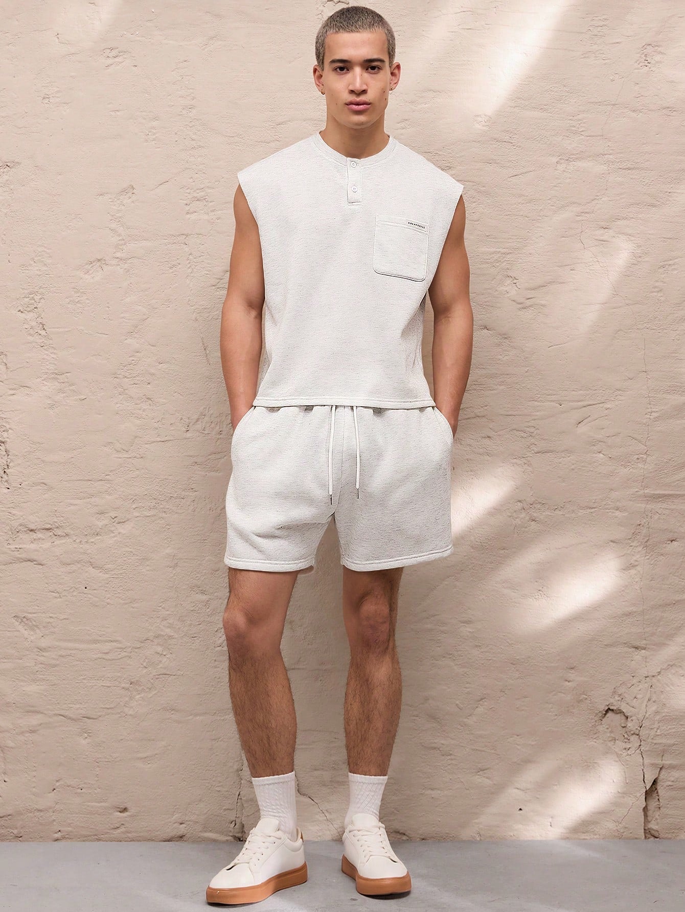 Conjunto Masculino Regata Tricotada Decote V E Shorts Cós Ajustável Branco / PP Conjunto Masculino Regata Tricotada