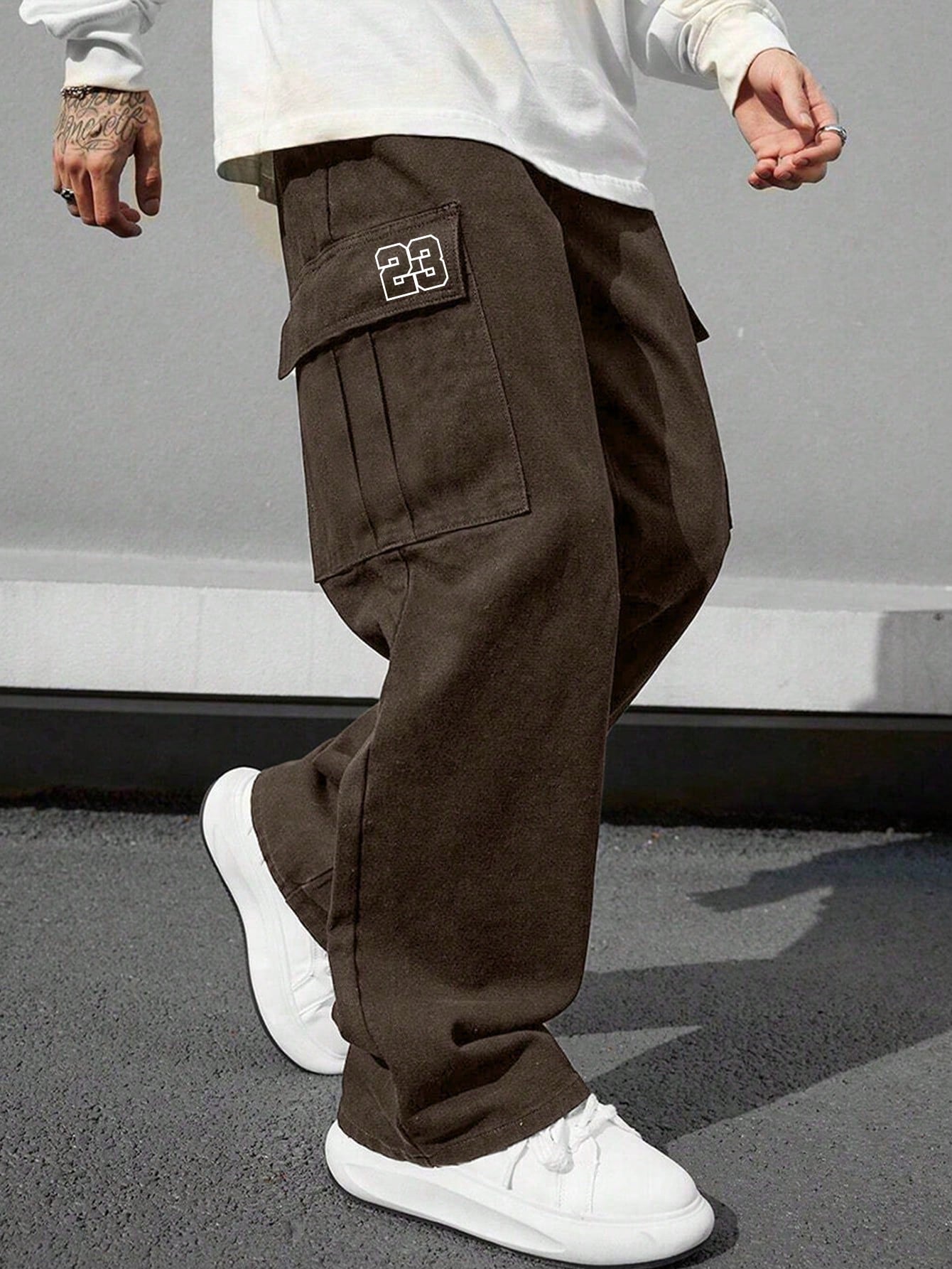 Calça Masculina Cargo Wide Leg Com Patch Bordado Castanho / PP Calça Masculina Cargo Wide Leg Com Patch Bordado