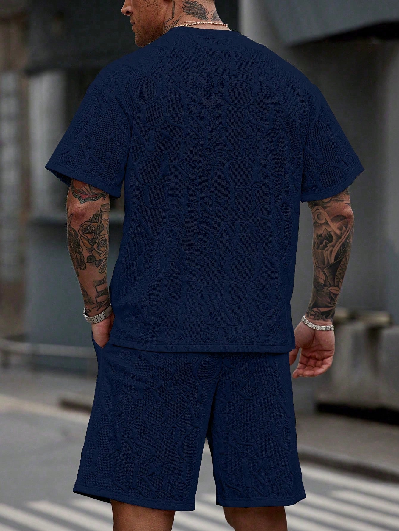 Conjunto Masculino Camiseta Lettering Relevo E Shorts Ajustáveis Conjunto Masculino Camiseta Lettering Relevo E Shorts