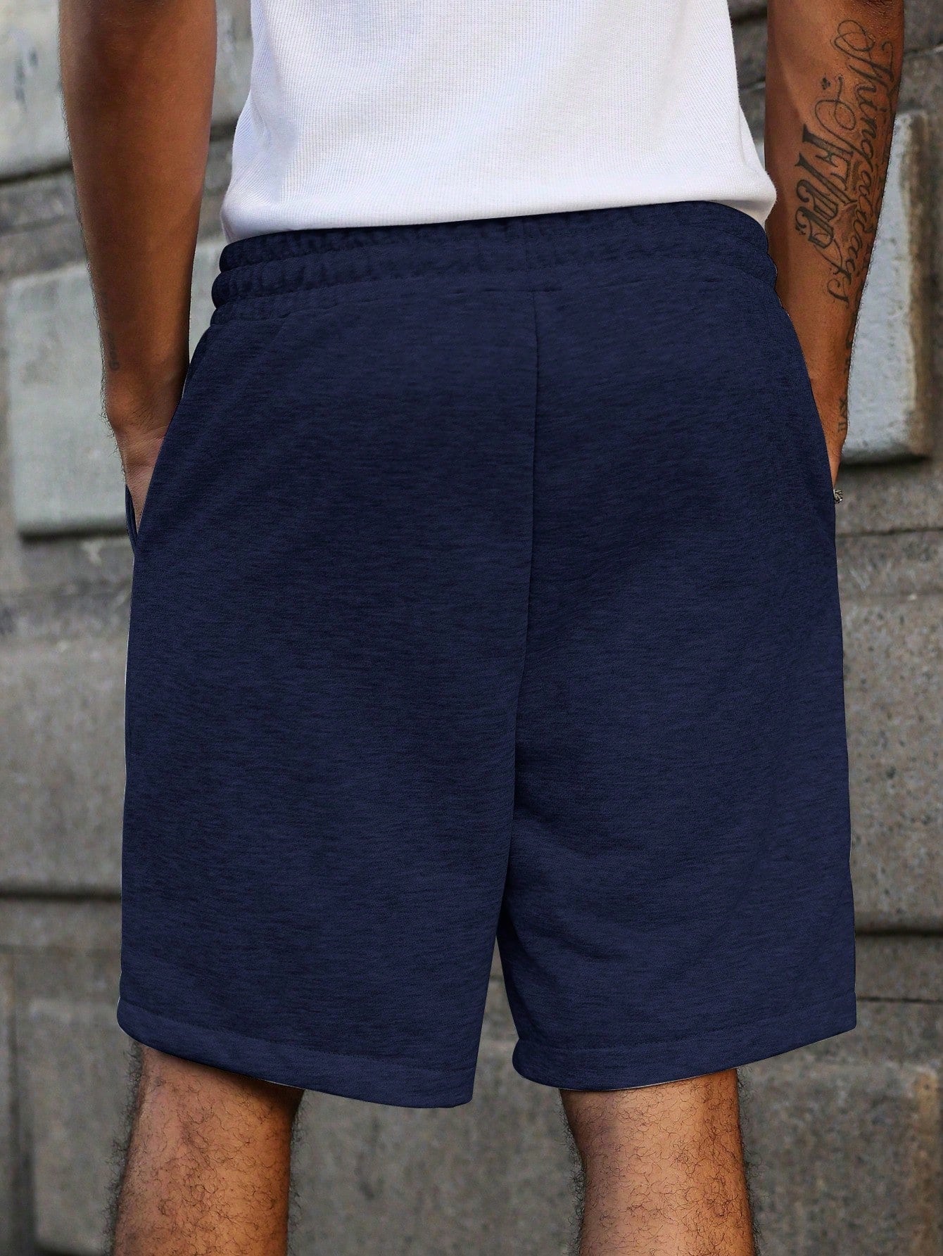 Bermuda Masculina Moletom Detalhes Contrastantes E Cós Ajustável Bermuda Masculina Moletom Detalhes Contrastantes E Cós