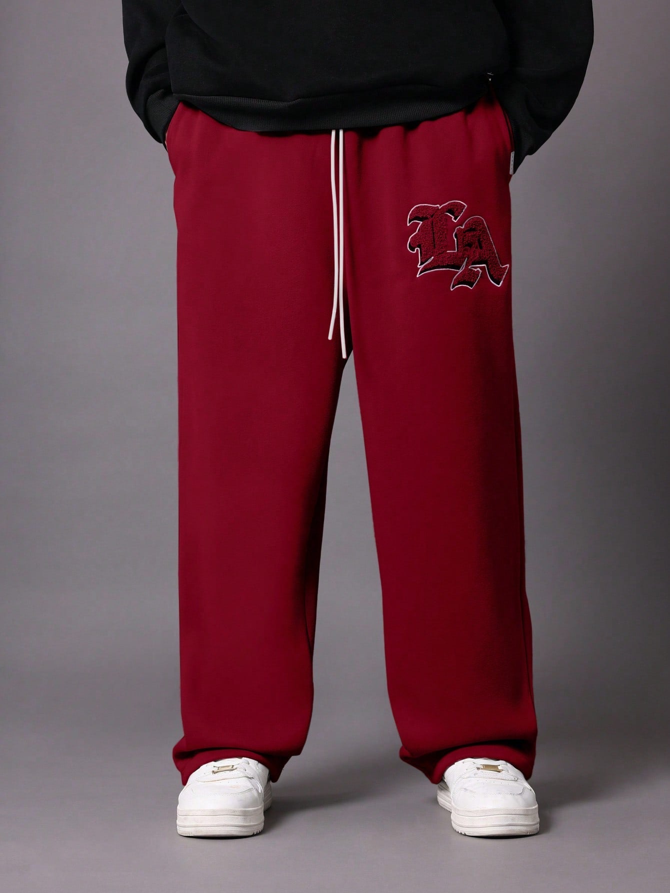 Calça Masculina Wide Leg Com Bordado Estilizado E Cós Ajustável Calça Masculina Wide Leg Com Bordado Estilizado E Cós