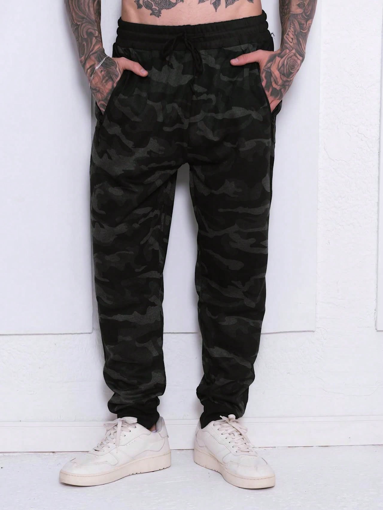 Calça Masculina Jogger Camuflada Com Cós Ajustável Preto / PP Calça Masculina Jogger Camuflada Com Cós Ajustável