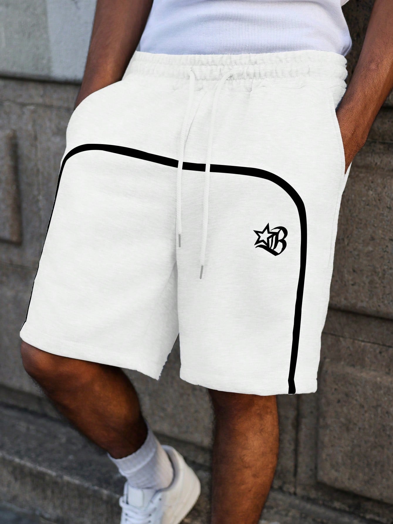 Bermuda Masculina Moletom Detalhes Contrastantes E Cós Ajustável Bermuda Masculina Moletom Detalhes Contrastantes E Cós