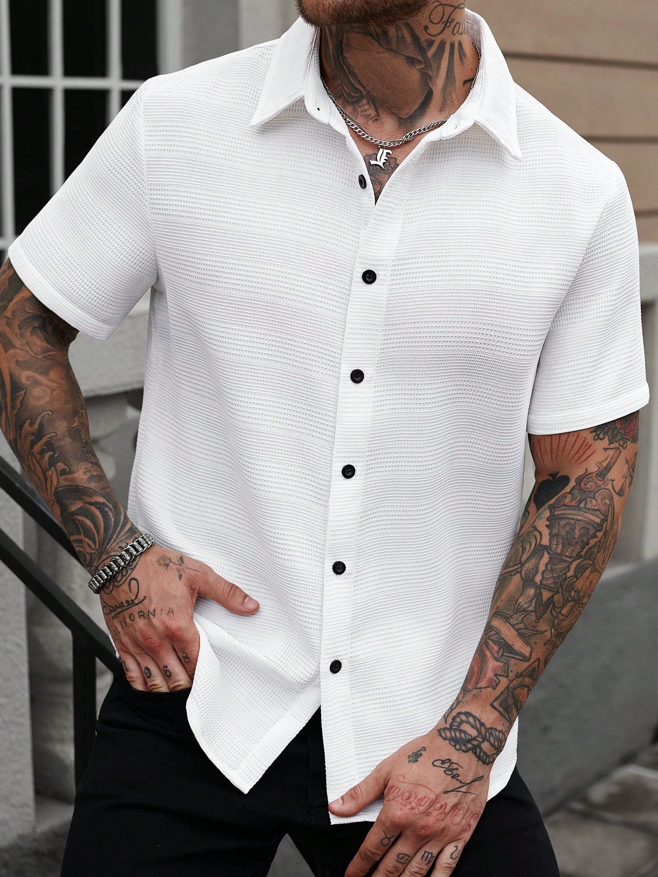 Camisa Masculina De Botão Textura Fina Botões Contrastantes Camisa Masculina De Botão Textura Fina Botões Contrastantes