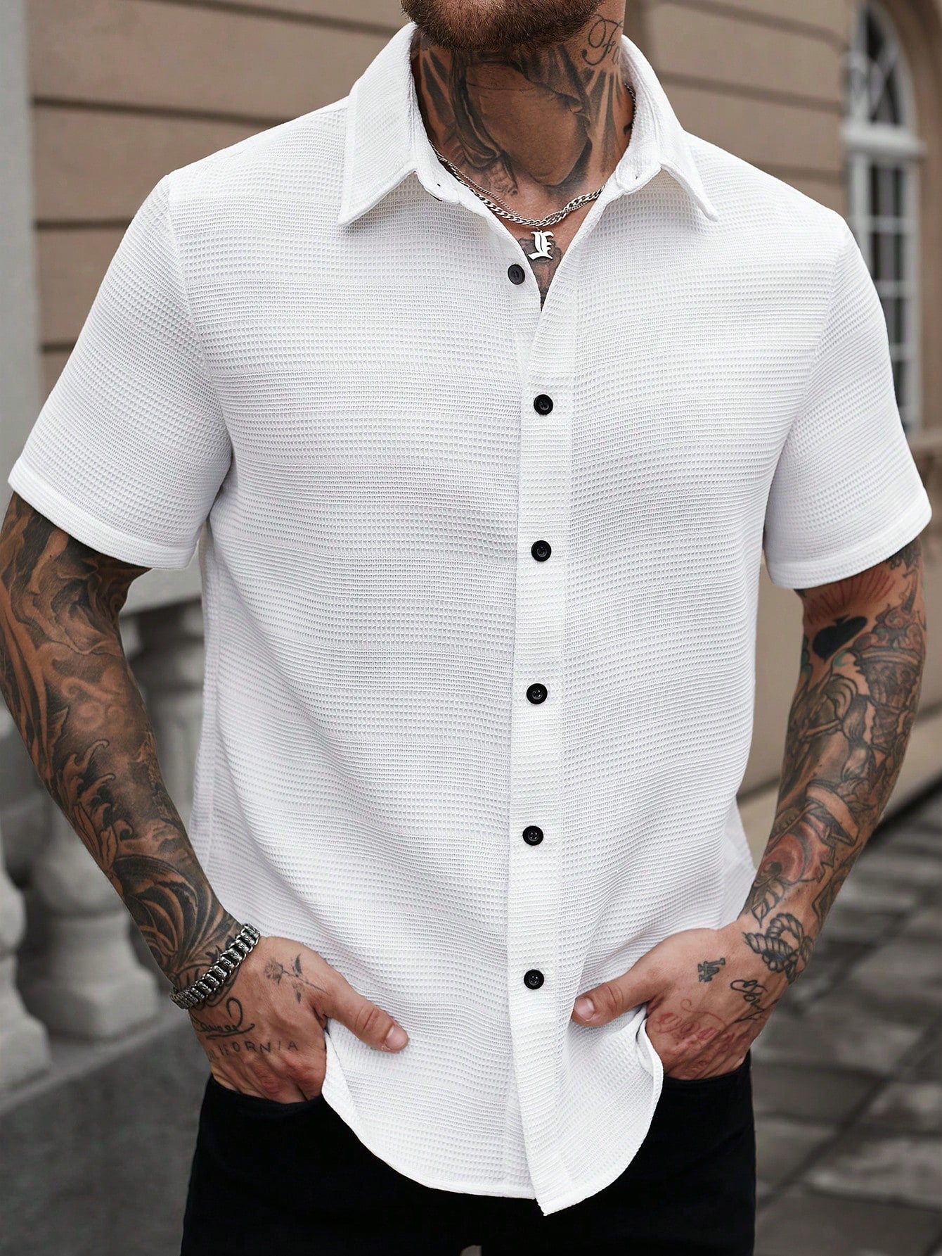 Camisa Masculina De Botão Textura Fina Botões Contrastantes Camisa Masculina De Botão Textura Fina Botões Contrastantes