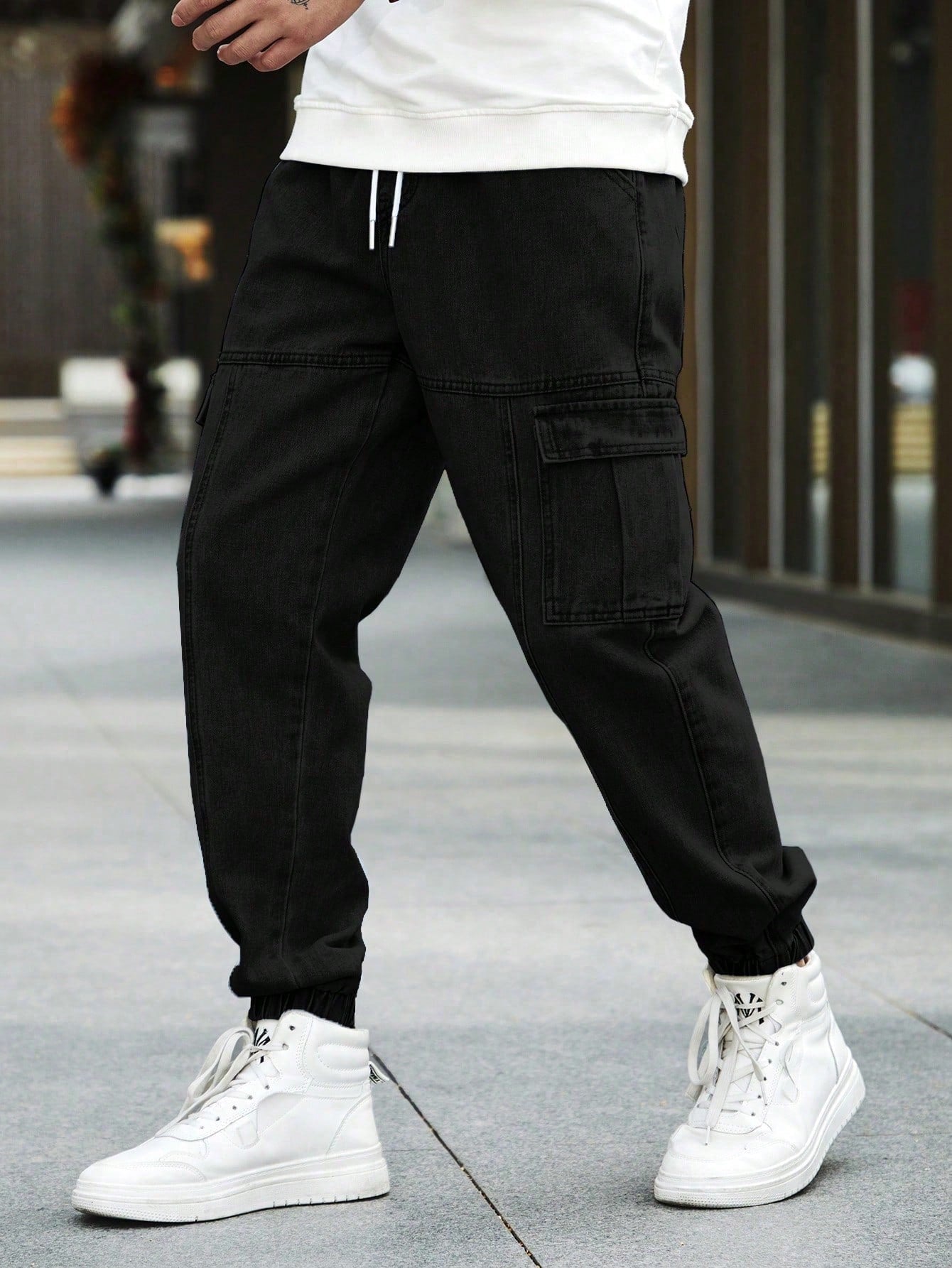 Calça Masculina Cargo Jogger Com Bolsos Laterais E Cordão Ajustável Preto / PP Calça Masculina Cargo Jogger Com Bolsos