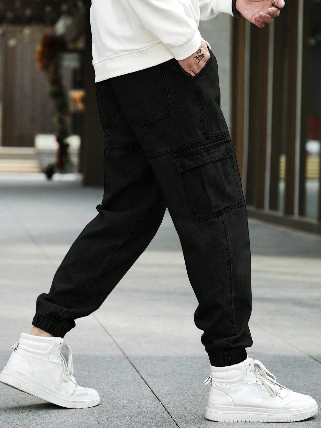 Calça Masculina Cargo Jogger Com Bolsos Laterais E Cordão Ajustável Calça Masculina Cargo Jogger Com Bolsos Laterais E