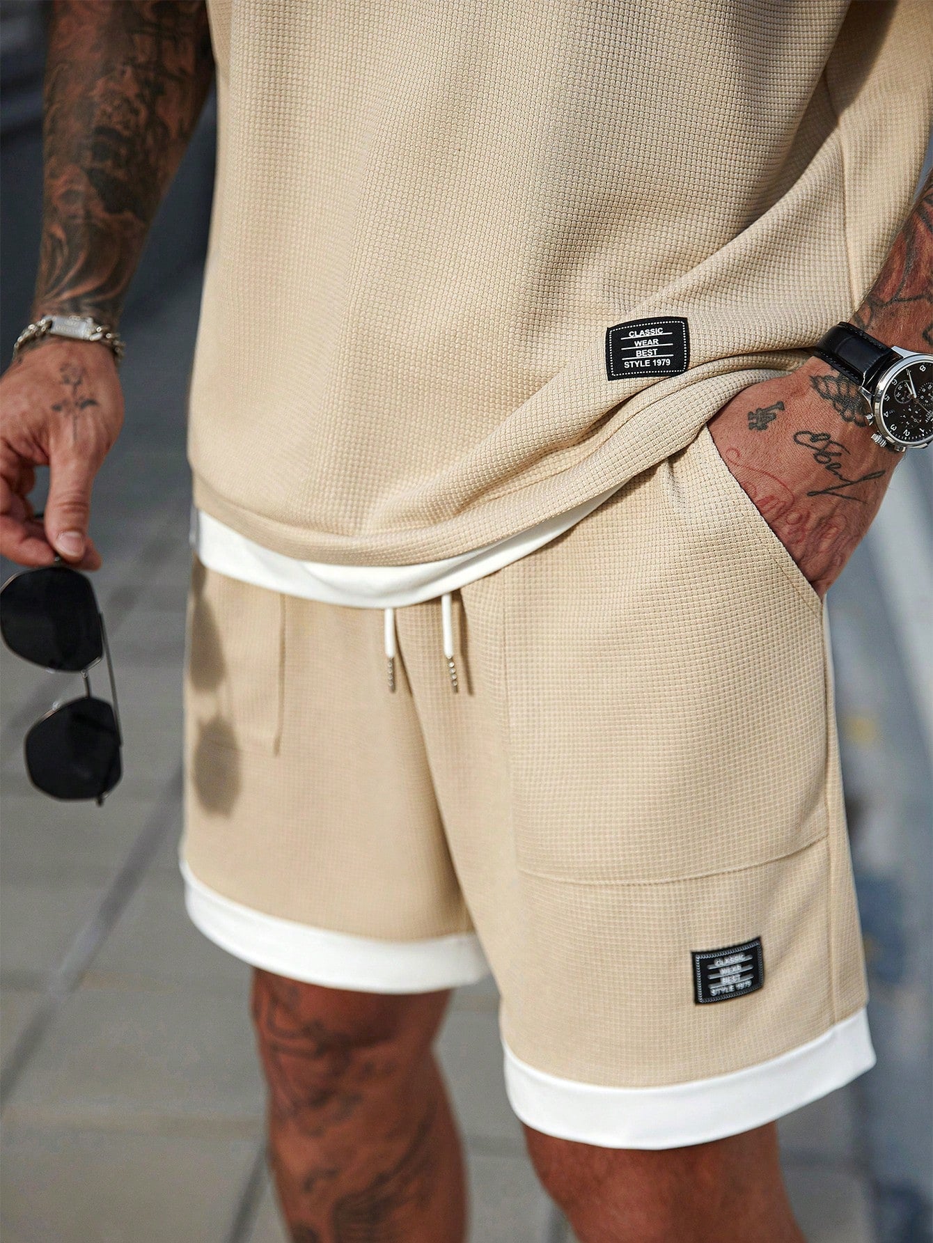 Conjunto Masculino Regata Estampada Badge E Shorts Cós Ajustável Conjunto Masculino Regata Estampada Badge E Shorts Cós