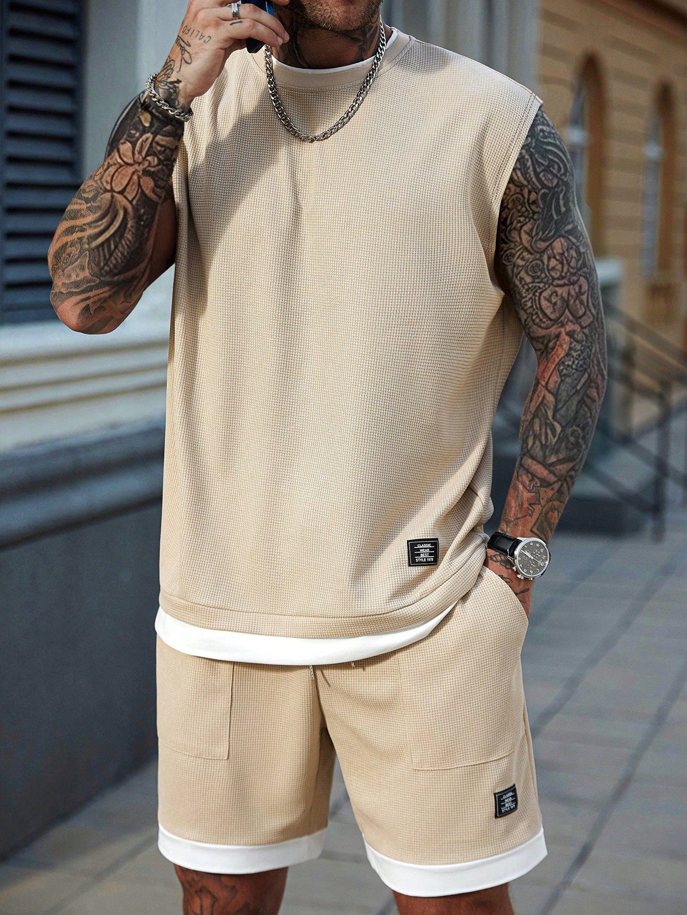 Conjunto Masculino Regata Estampada Badge E Shorts Cós Ajustável Conjunto Masculino Regata Estampada Badge E Shorts Cós