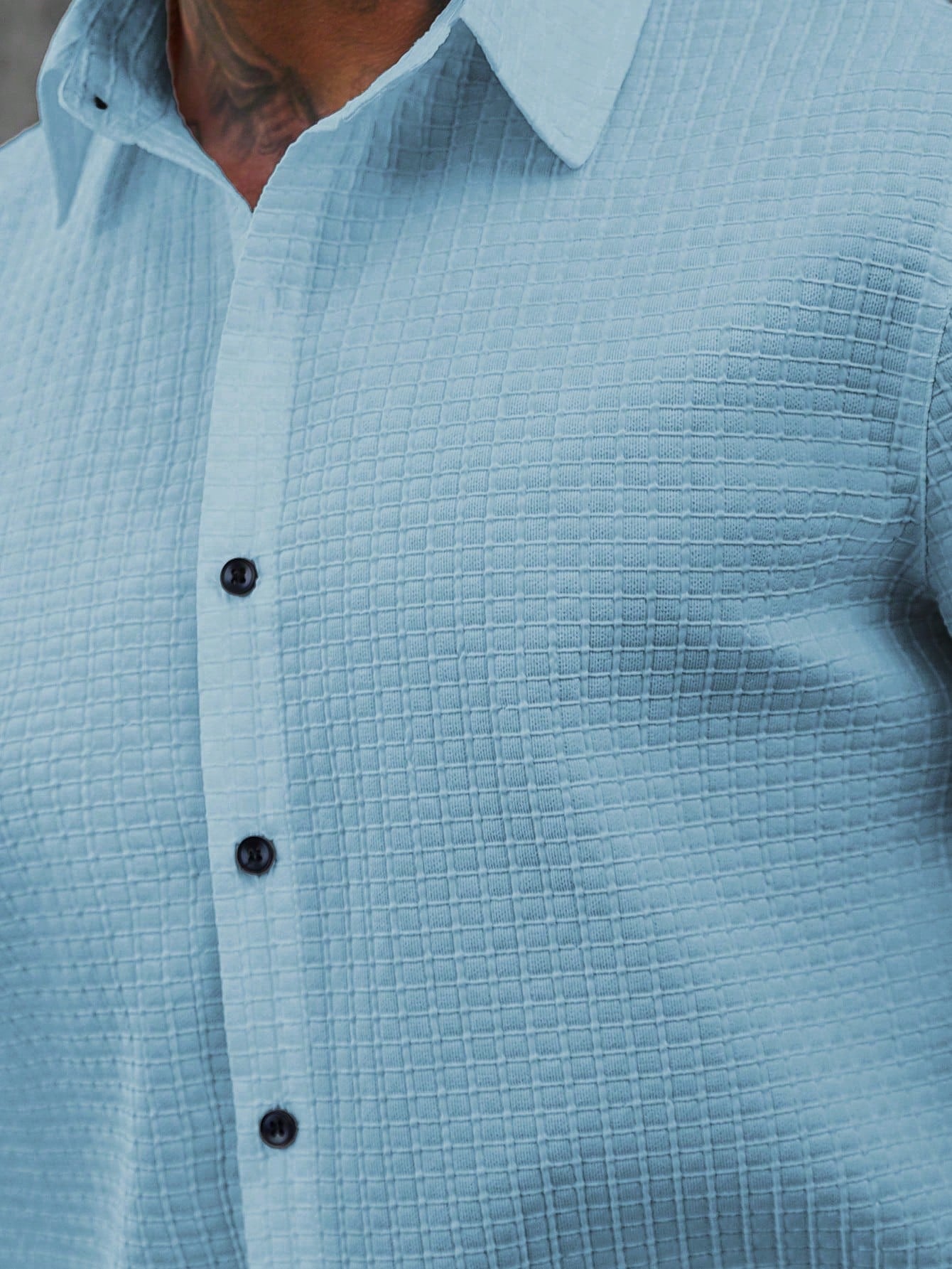 Camisa Masculina De Botão Textura Minimalista Botões Contrastantes Camisa Masculina De Botão Textura Minimalista Botões