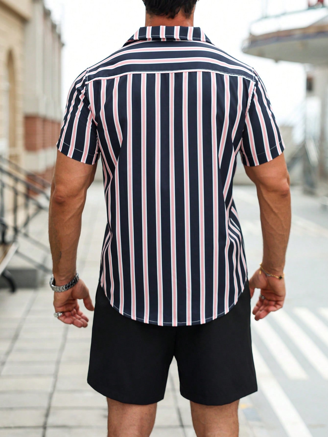 Conjunto Masculino Camisa Listrada E Shorts Estilo Urbano Conjunto Masculino Camisa Listrada E Shorts Estilo Urbano