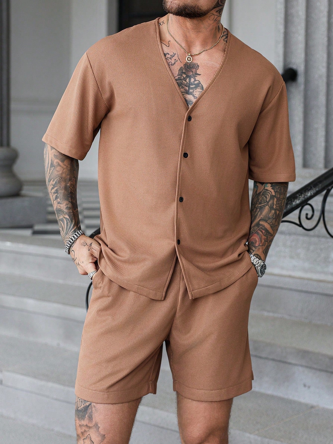 Conjunto Masculino Camisa Texturizada Manga Curta E Shorts Casuais Marrom / PP Conjunto Masculino Camisa Texturizada