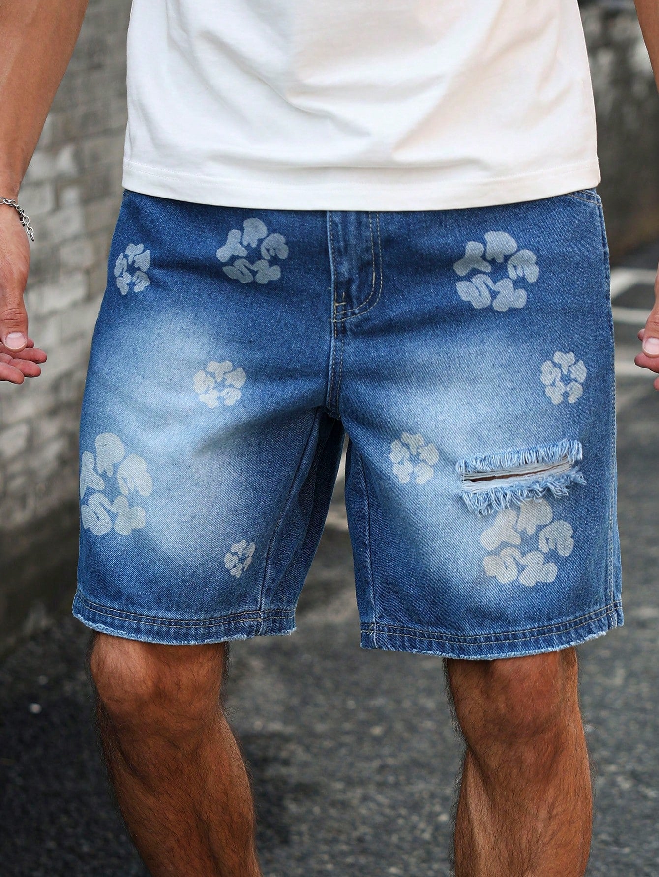 Bermuda Masculina Jeans Estilo Vintage Com Estampa Floral Bermuda Masculina Jeans Estilo Vintage Com Estampa Floral