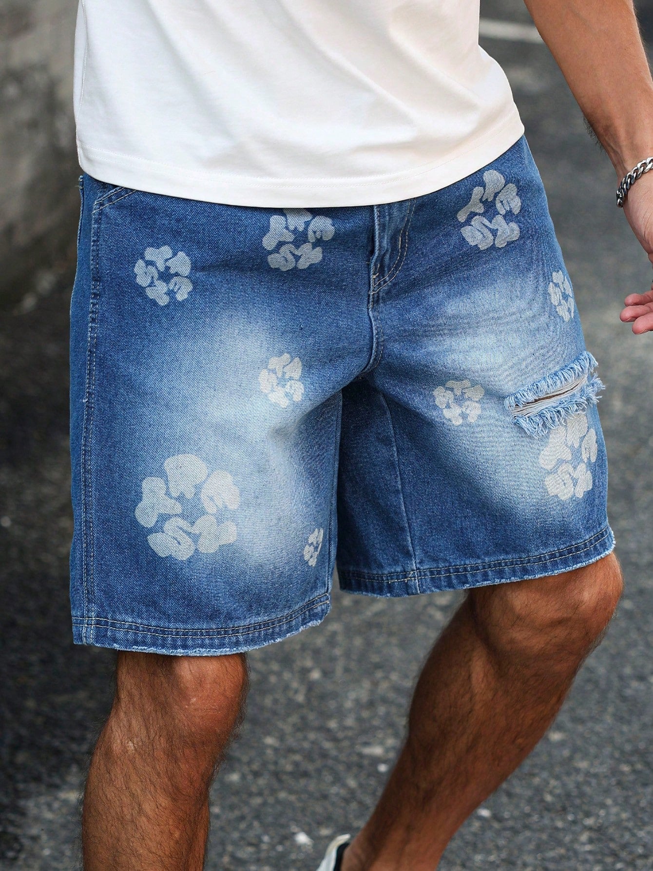 Bermuda Masculina Jeans Estilo Vintage Com Estampa Floral Bermuda Masculina Jeans Estilo Vintage Com Estampa Floral