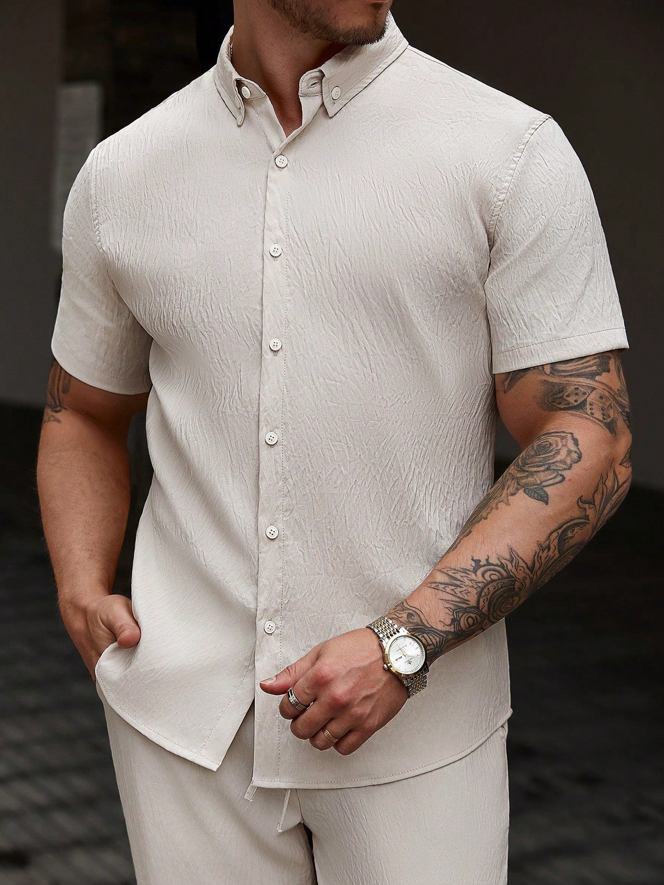 Conjunto Masculino Camisa Lisa E Calça Com Bolsos Utilitários Conjunto Masculino Camisa Lisa E Calça Com Bolsos