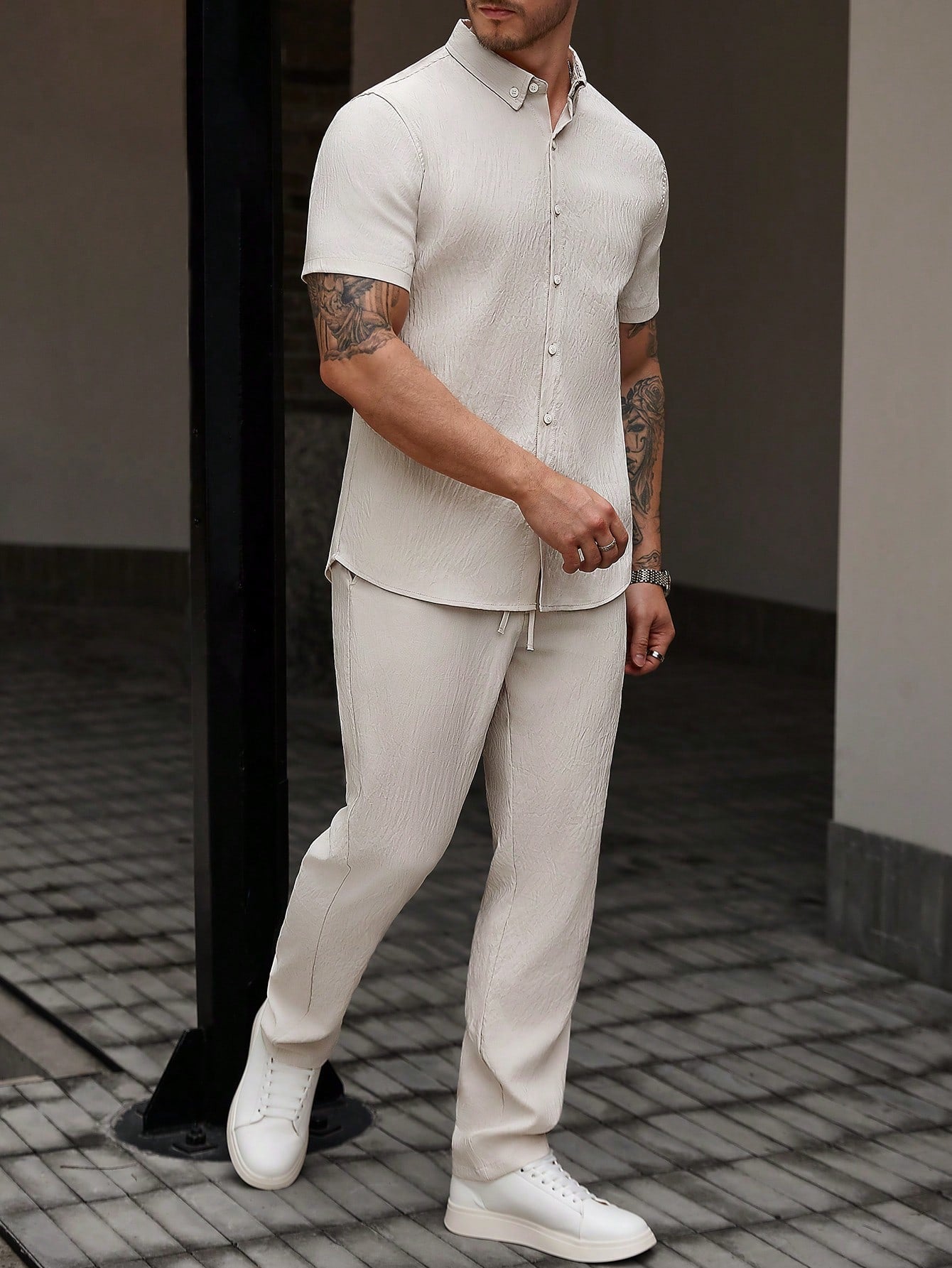 Conjunto Masculino Camisa Lisa E Calça Com Bolsos Utilitários Conjunto Masculino Camisa Lisa E Calça Com Bolsos