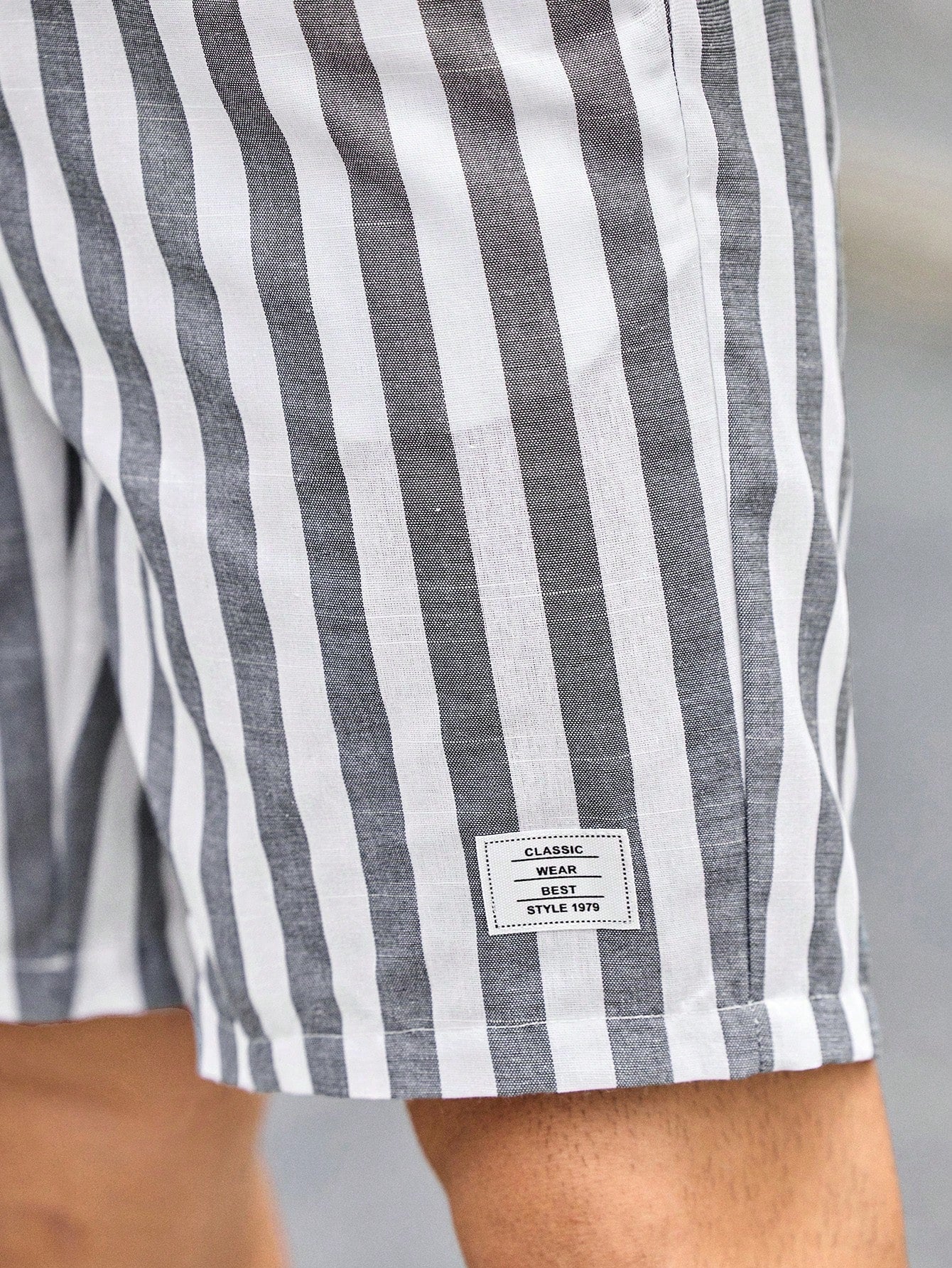 Shorts Masculino Listrado Com Cós Elástico E Cordão Ajustável Shorts Masculino Listrado Com Cós Elástico E Cordão