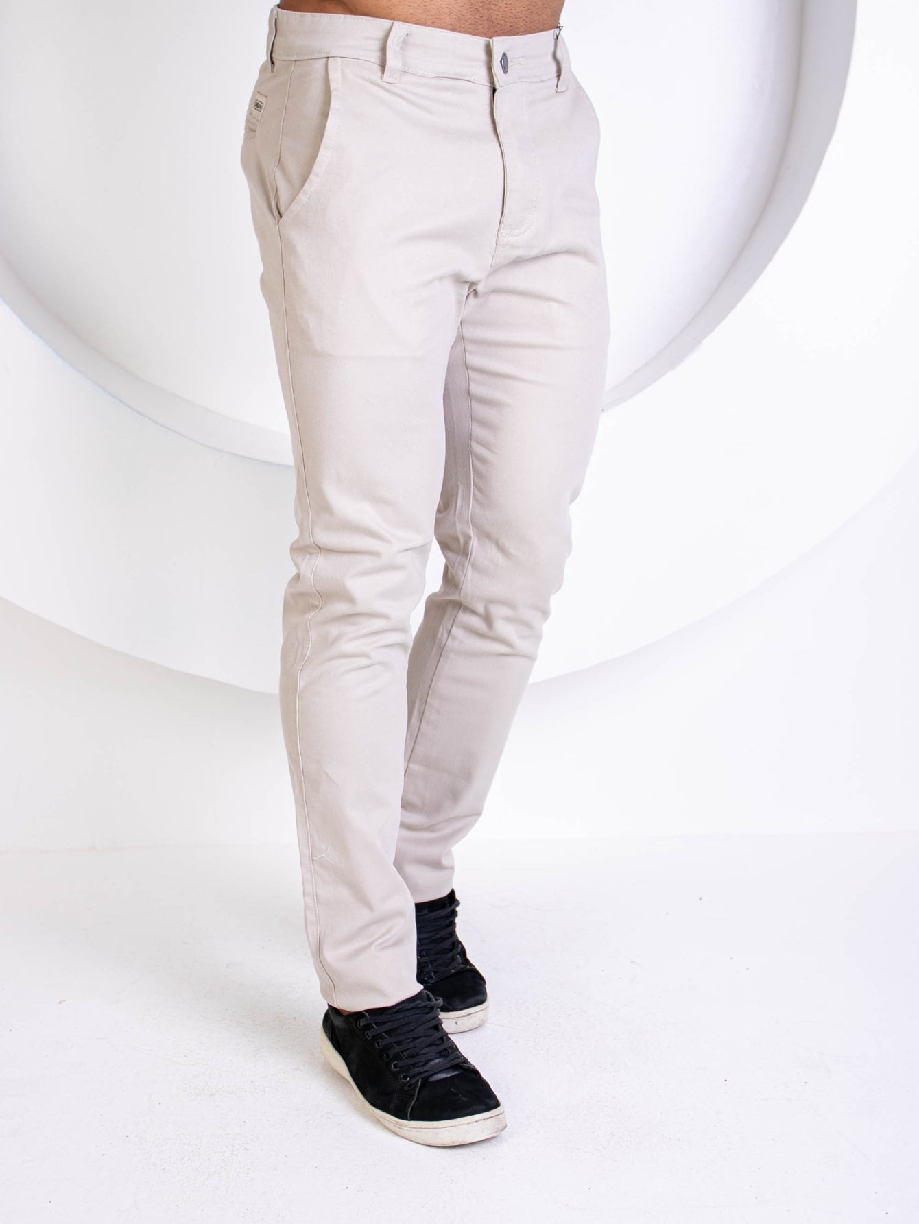 Calça Masculina Jeans Slim Fit Com Rasgos Discretos E Estilo Urbano Bege / PP Calça Masculina Jeans Slim Fit Com Rasgos