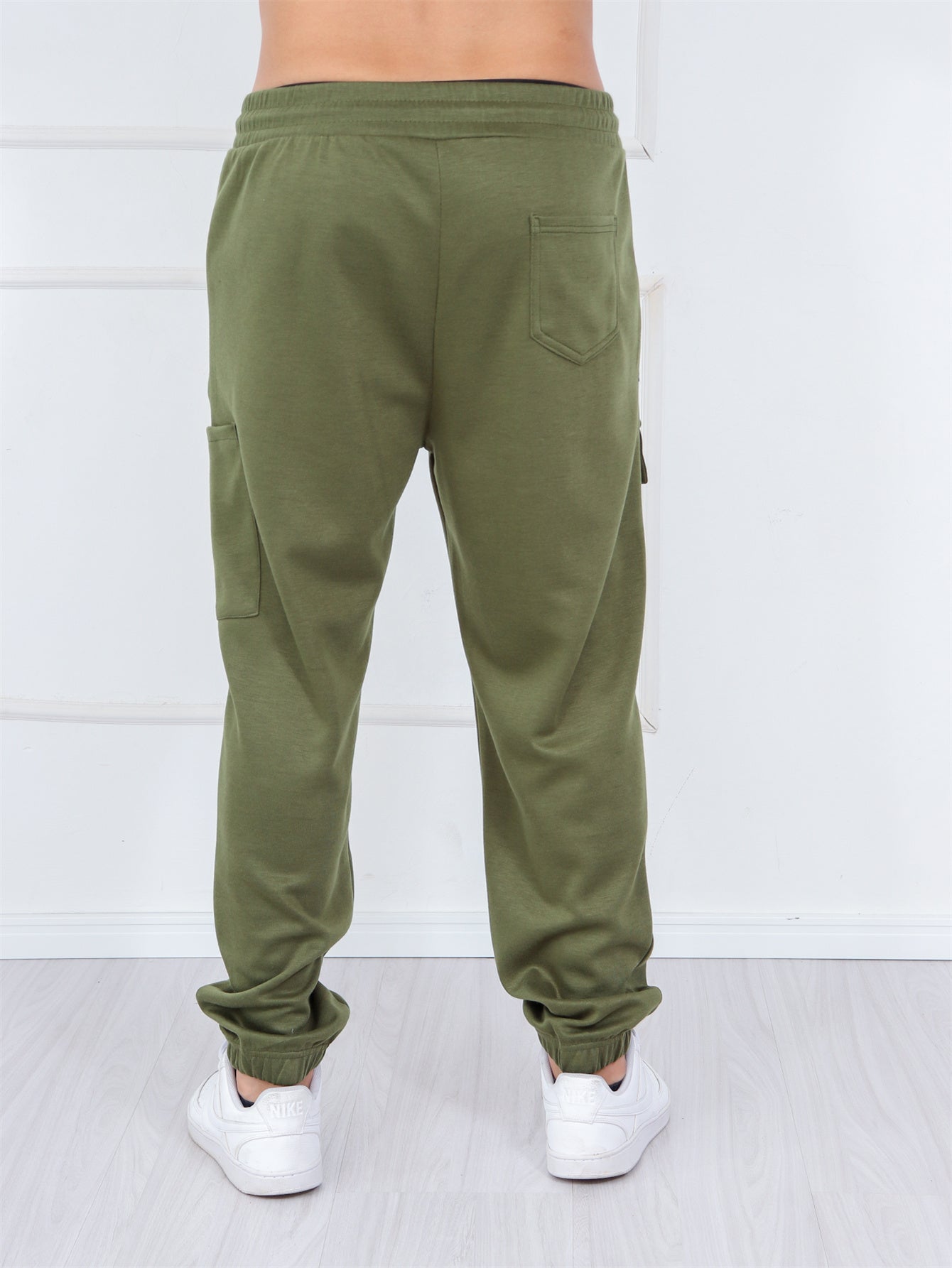Calça Masculina Jogger Com Bolso Lateral E Estampa Frontal Calça Masculina Jogger Com Bolso Lateral E Estampa Frontal