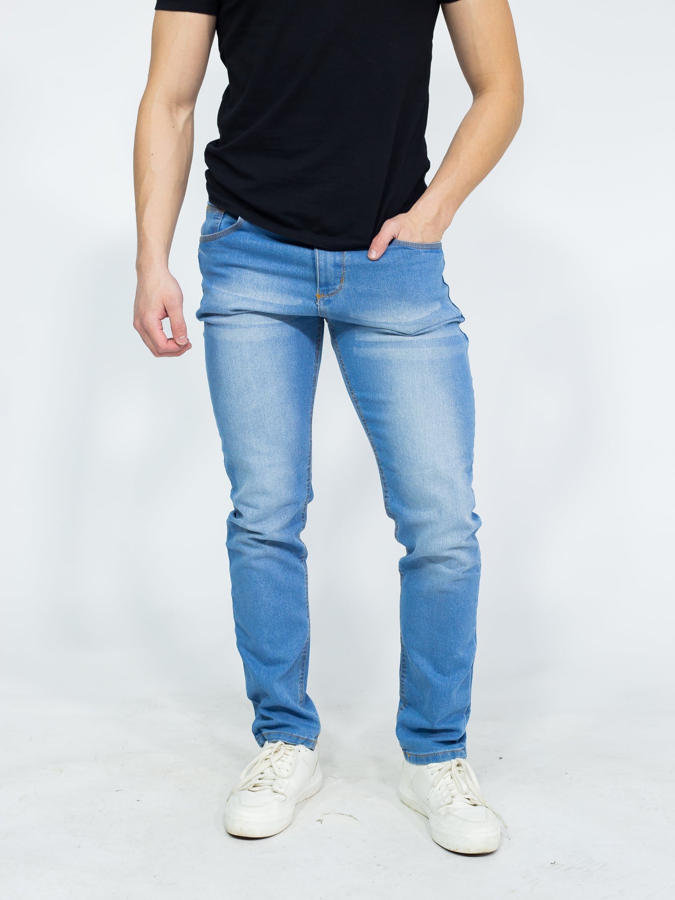 Calça Masculina Jeans Slim Fit Com Cintura Tradicional E Corte Ajustado Lavagem Média / PP Calça Masculina Jeans Slim
