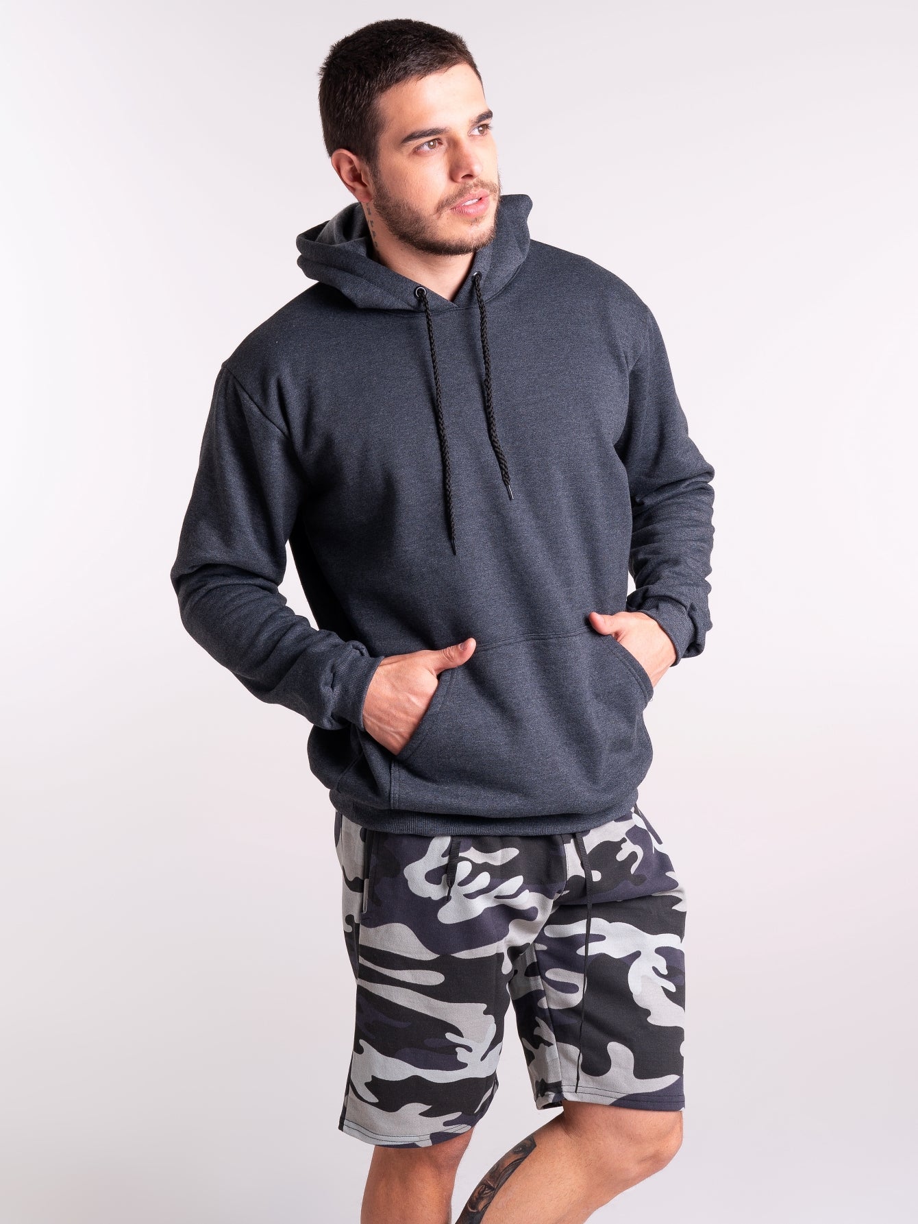 Bermuda Masculina Moletom Camuflada Com Visual Despojado Bermuda Masculina Moletom Camuflada Com Visual Despojado