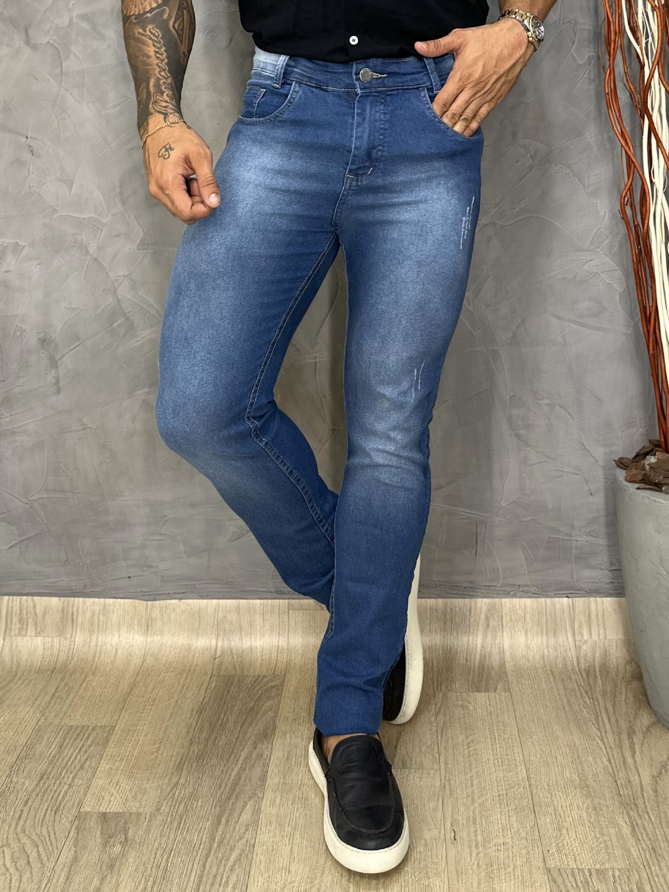 Calça Masculina Jeans Slim Fit Com Lavagem Clara E Estilo Urbano Lavagem Clara / PP Calça Masculina Jeans Slim Fit