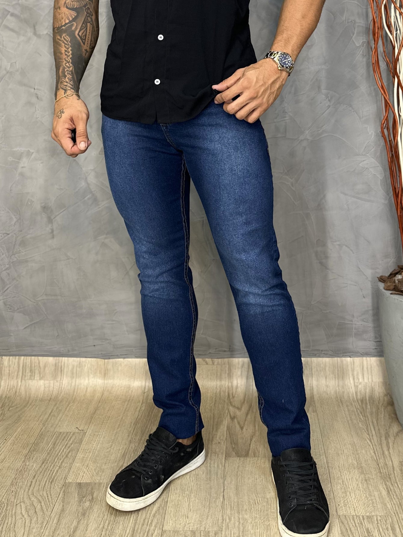 Calça Masculina Jeans Slim Fit Com Lavagem Clara E Estilo Urbano Calça Masculina Jeans Slim Fit Costura Contrastante E