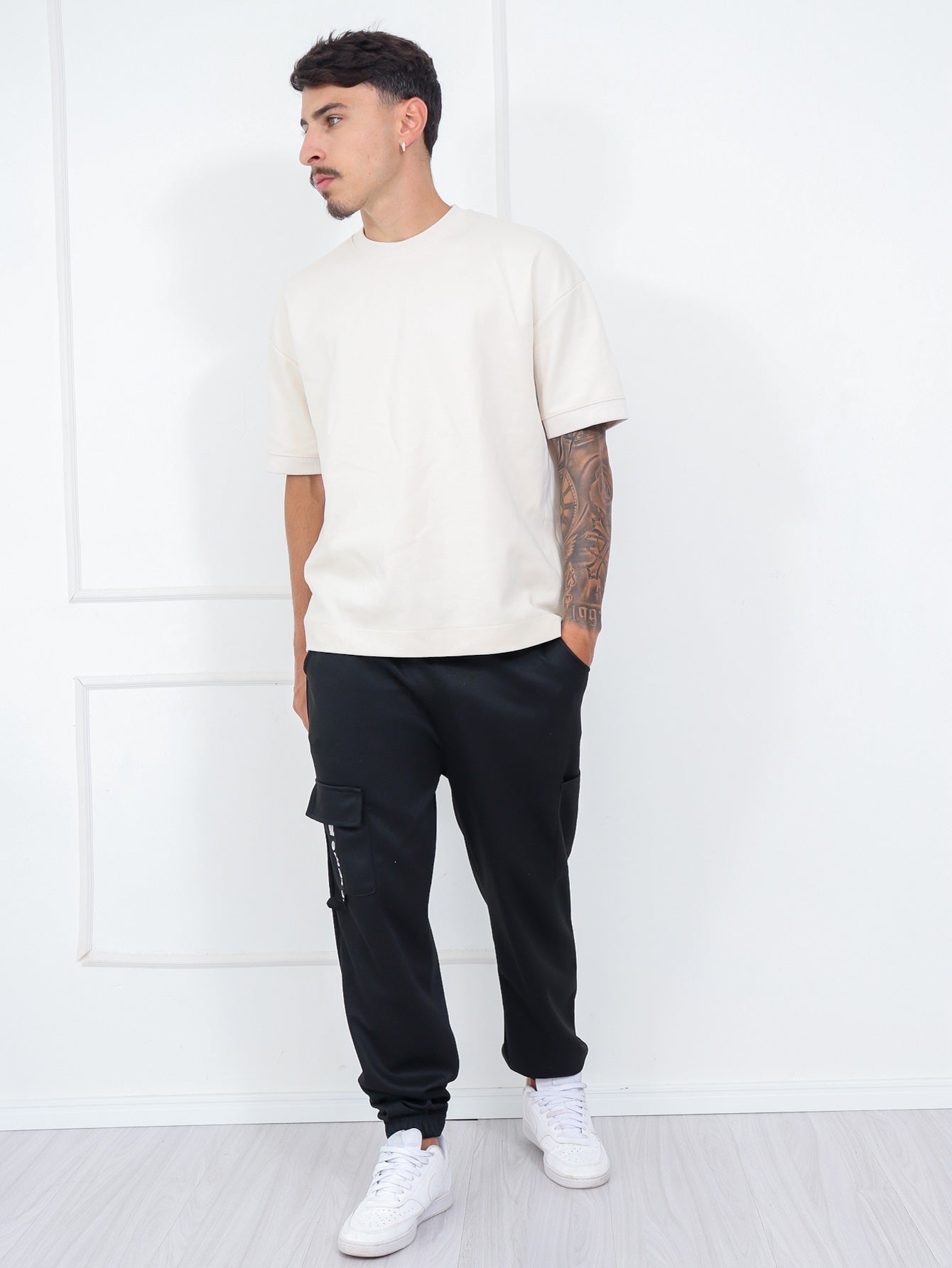 Calça Masculina Jogger Com Bolso Lateral E Estampa Frontal Calça Masculina Jogger Com Bolso Lateral E Estampa Frontal