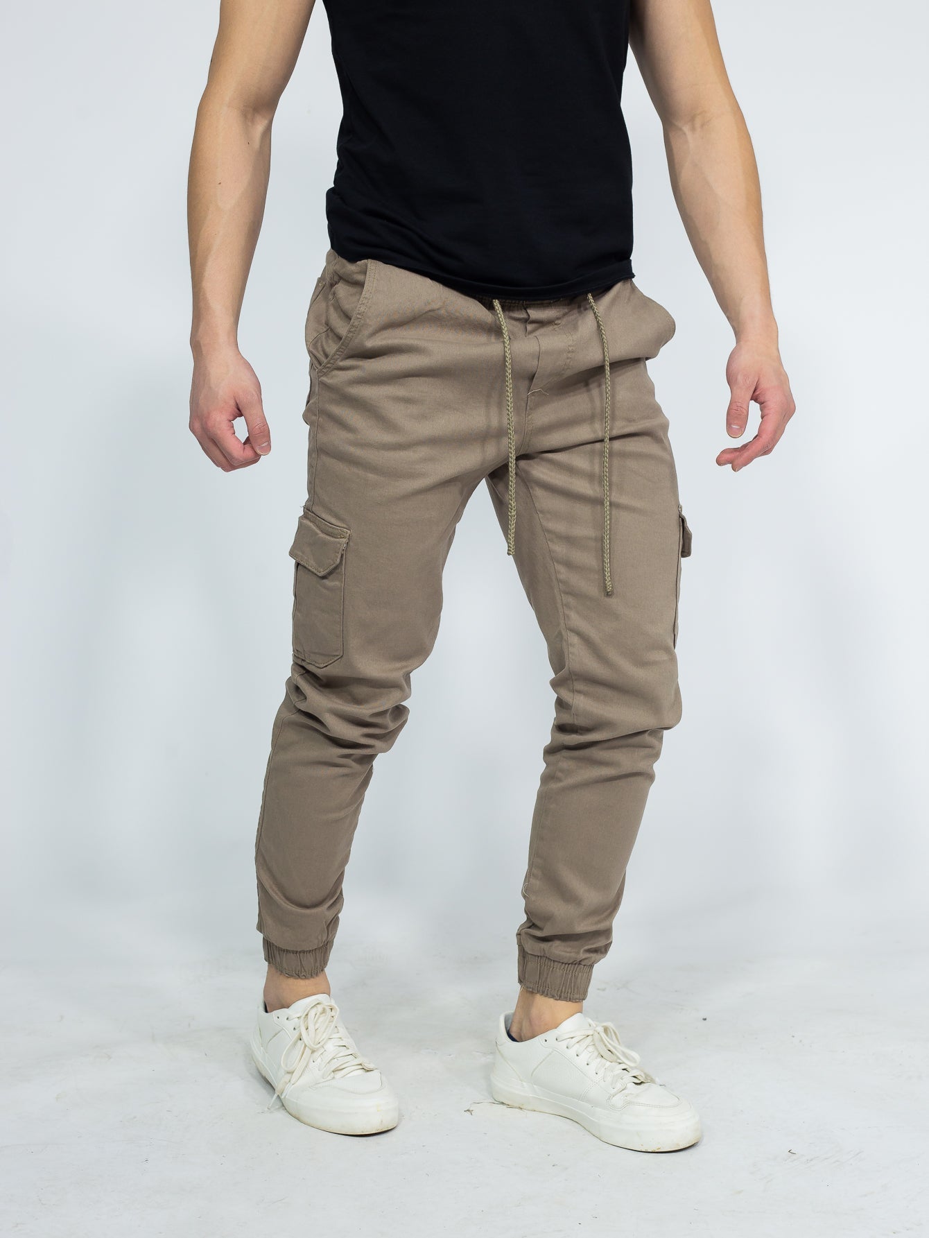 Calça Masculina Jogger Com Bolsos Laterais E Cintura Ajustável Calça Masculina Jogger Com Bolsos Laterais E Cintura