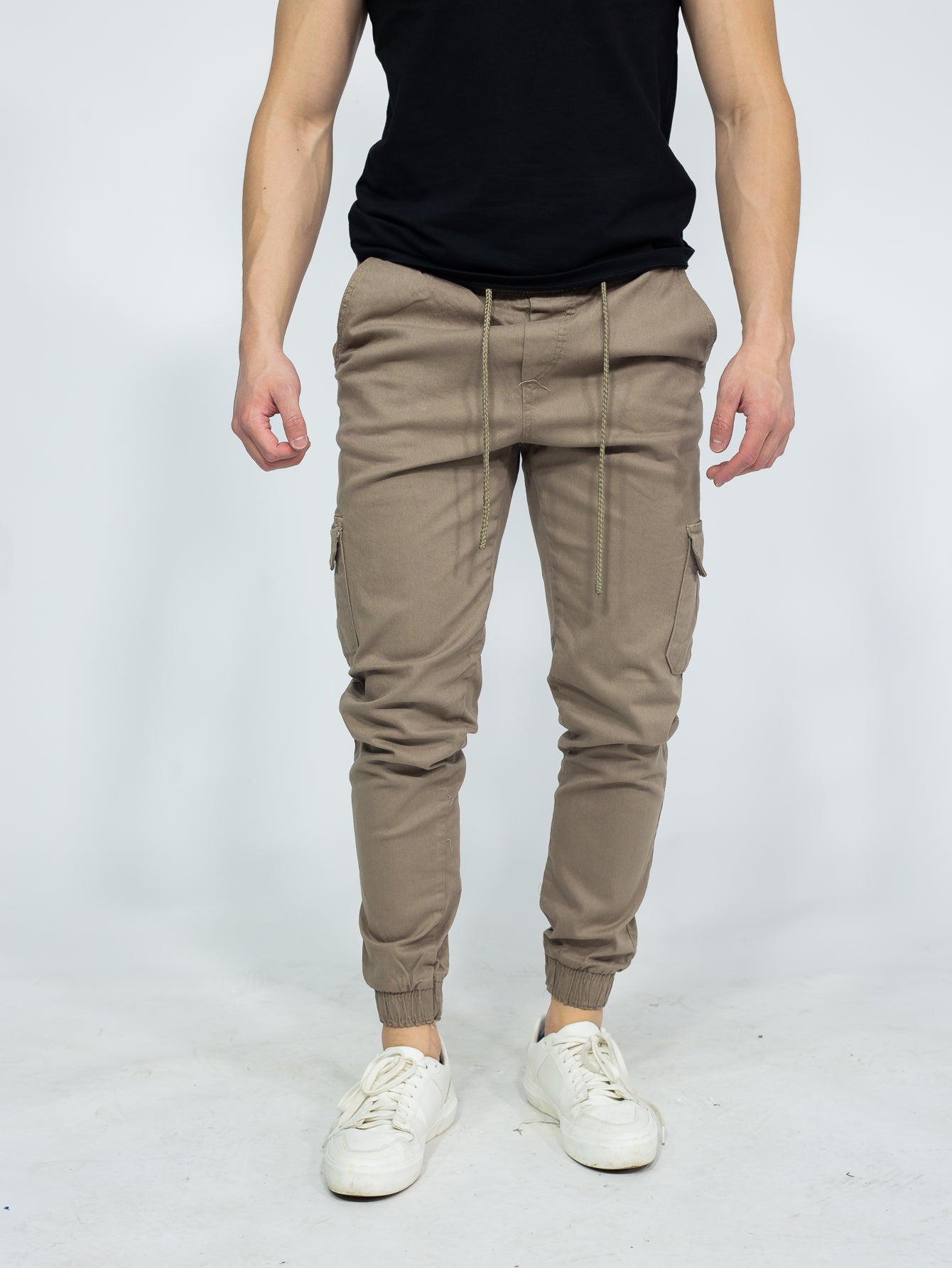 Calça Masculina Jogger Com Bolsos Laterais E Cintura Ajustável Calça Masculina Jogger Com Bolsos Laterais E Cintura