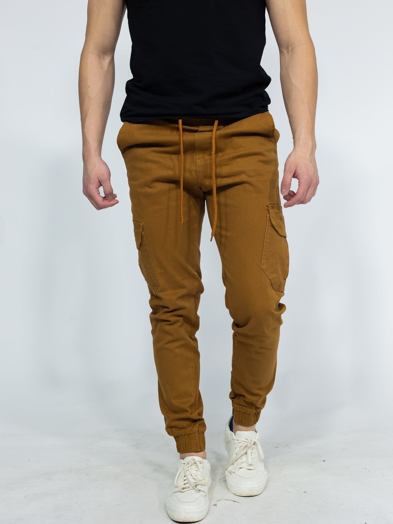 Calça Masculina Jogger Com Bolsos Laterais E Cintura Ajustável Calça Masculina Jogger Com Bolsos Laterais E Cintura
