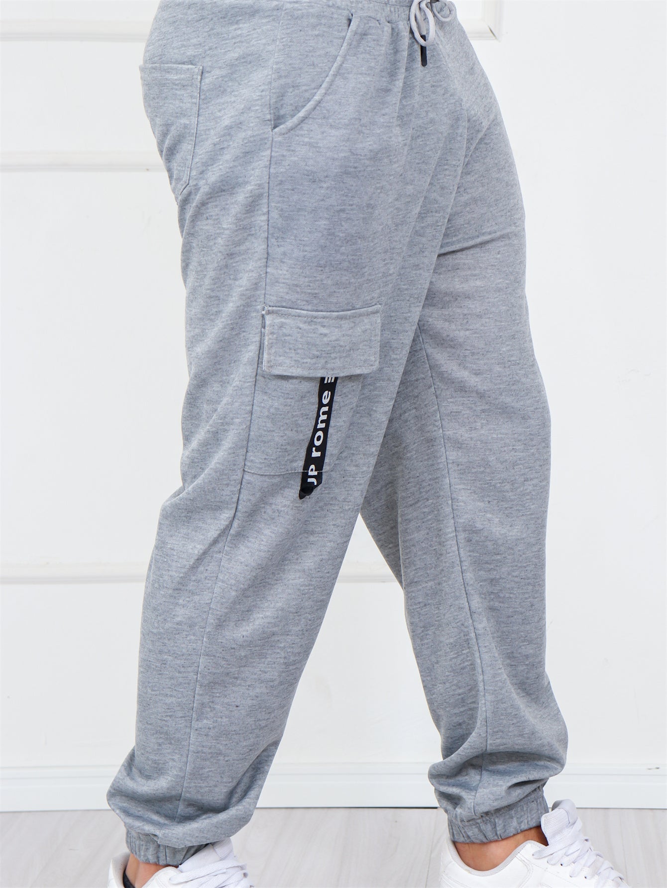 Calça Masculina Jogger Com Bolso Lateral E Estampa Frontal Cinza / PP Calça Masculina Jogger Com Bolso Lateral E