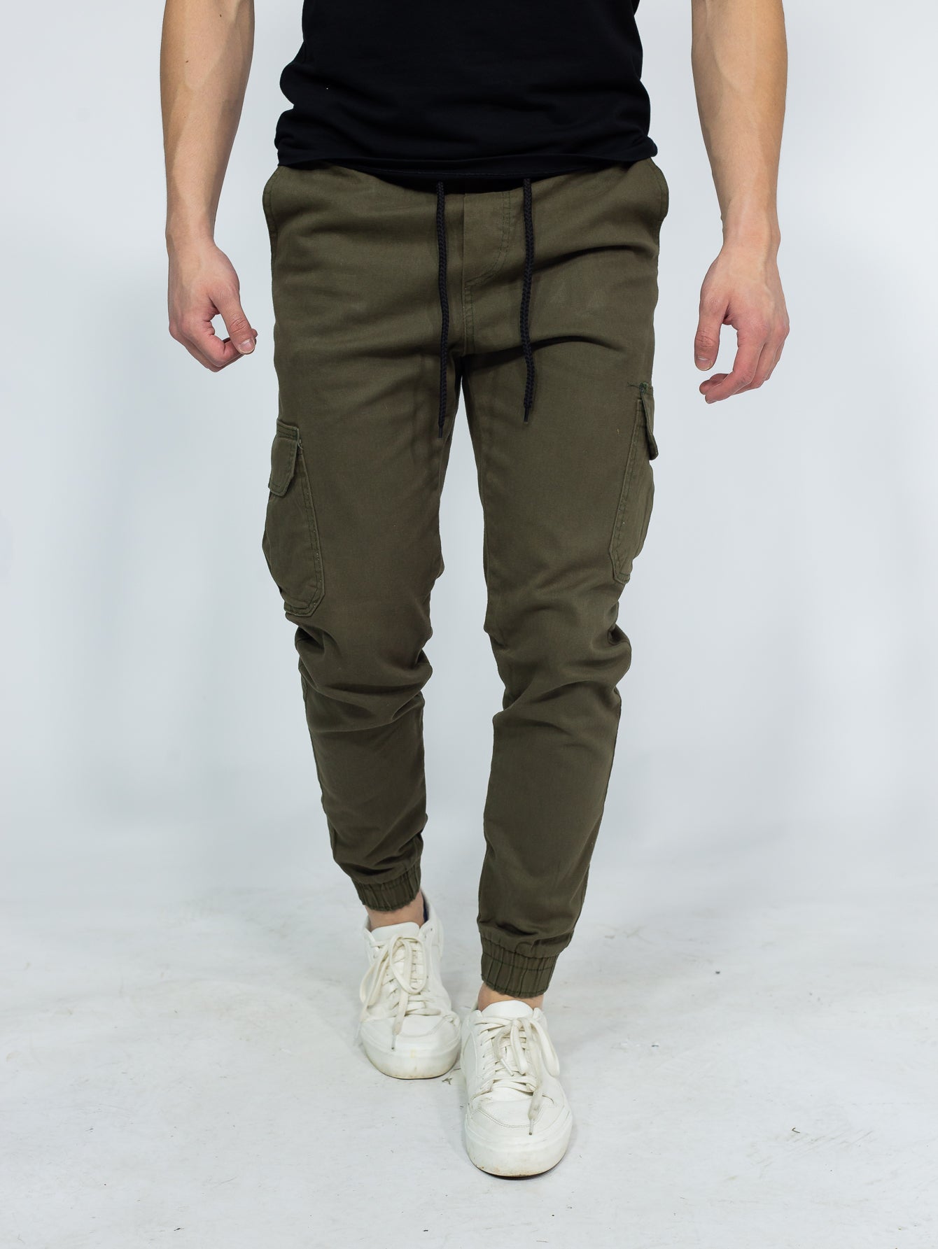 Calça Masculina Jogger Com Bolsos Laterais E Cintura Ajustável Calça Masculina Jogger Com Bolsos Laterais E Cintura