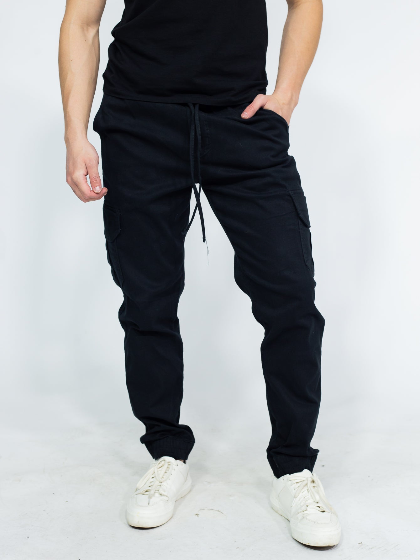Calça Masculina Jogger Com Bolsos Laterais E Cintura Ajustável Calça Masculina Jogger Com Bolsos Laterais E Cintura
