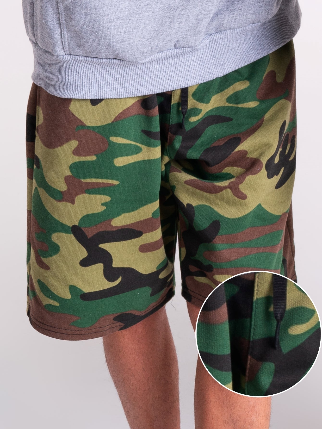 Bermuda Masculina Moletom Camuflada Com Visual Despojado Verde Militar / PP Bermuda Masculina Moletom Camuflada Com