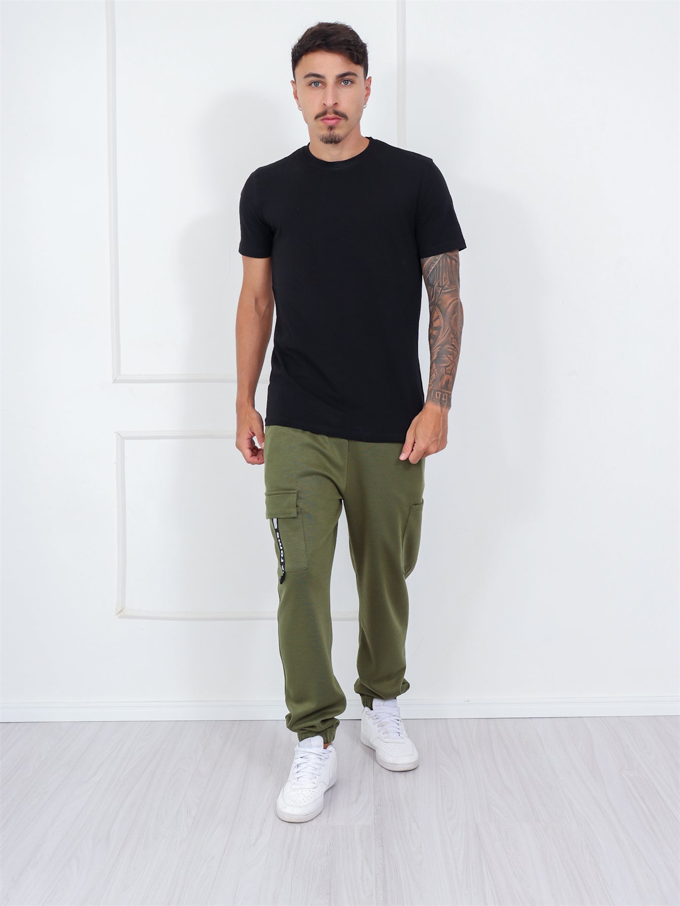 Calça Masculina Jogger Com Bolso Lateral E Estampa Frontal Calça Masculina Jogger Com Bolso Lateral E Estampa Frontal