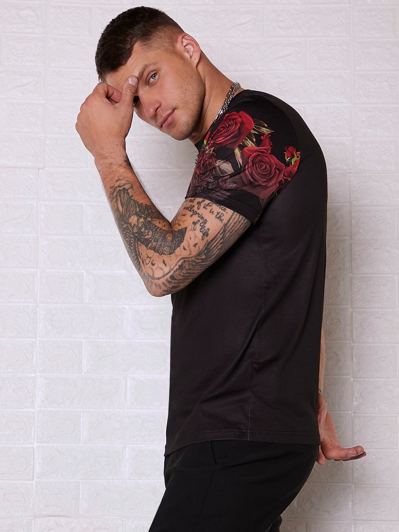 Camiseta Masculina Slim Estampa De Rosas Vermelhas Camiseta Masculina Slim Estampa De Rosas Vermelhas