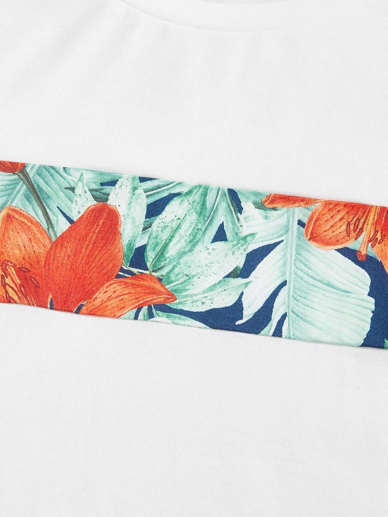 Camiseta Masculina Estampa Floral Na Faixa Frontal Camiseta Masculina Estampa Floral Na Faixa Frontal