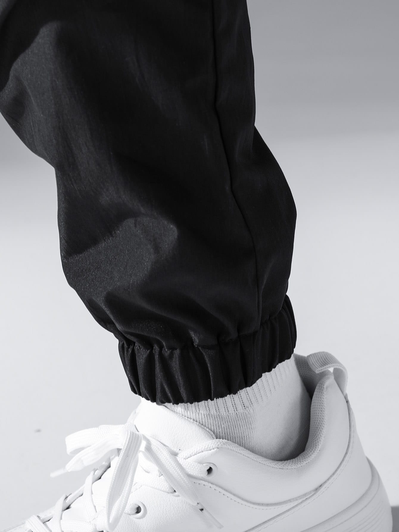 Calça Masculina Cargo Solta Estampa Gráfica E Detalhes Metálicos Calça Masculina Cargo Solta Estampa Gráfica E Detalhes