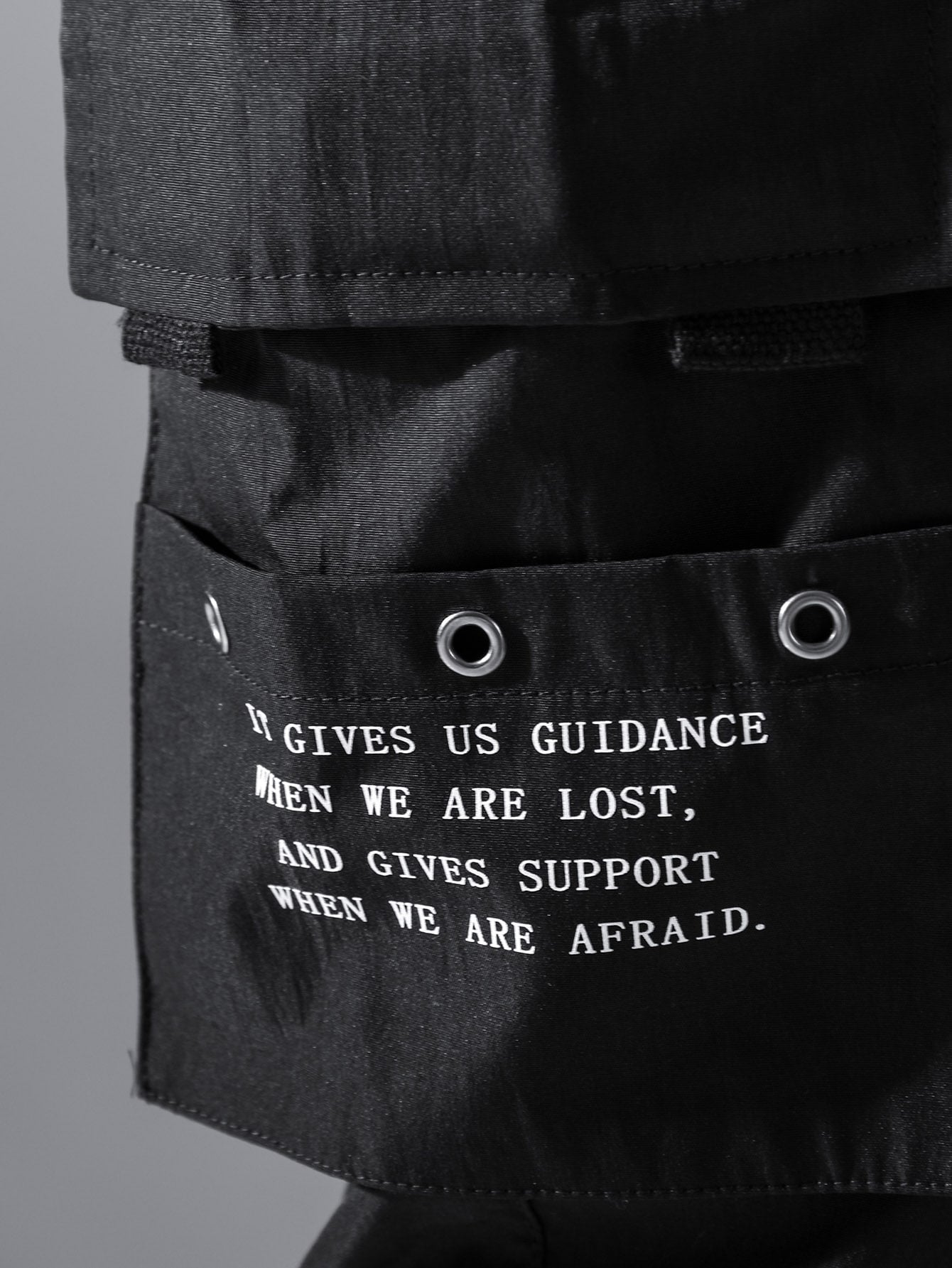 Calça Masculina Cargo Solta Estampa Gráfica E Detalhes Metálicos Calça Masculina Cargo Solta Estampa Gráfica E Detalhes