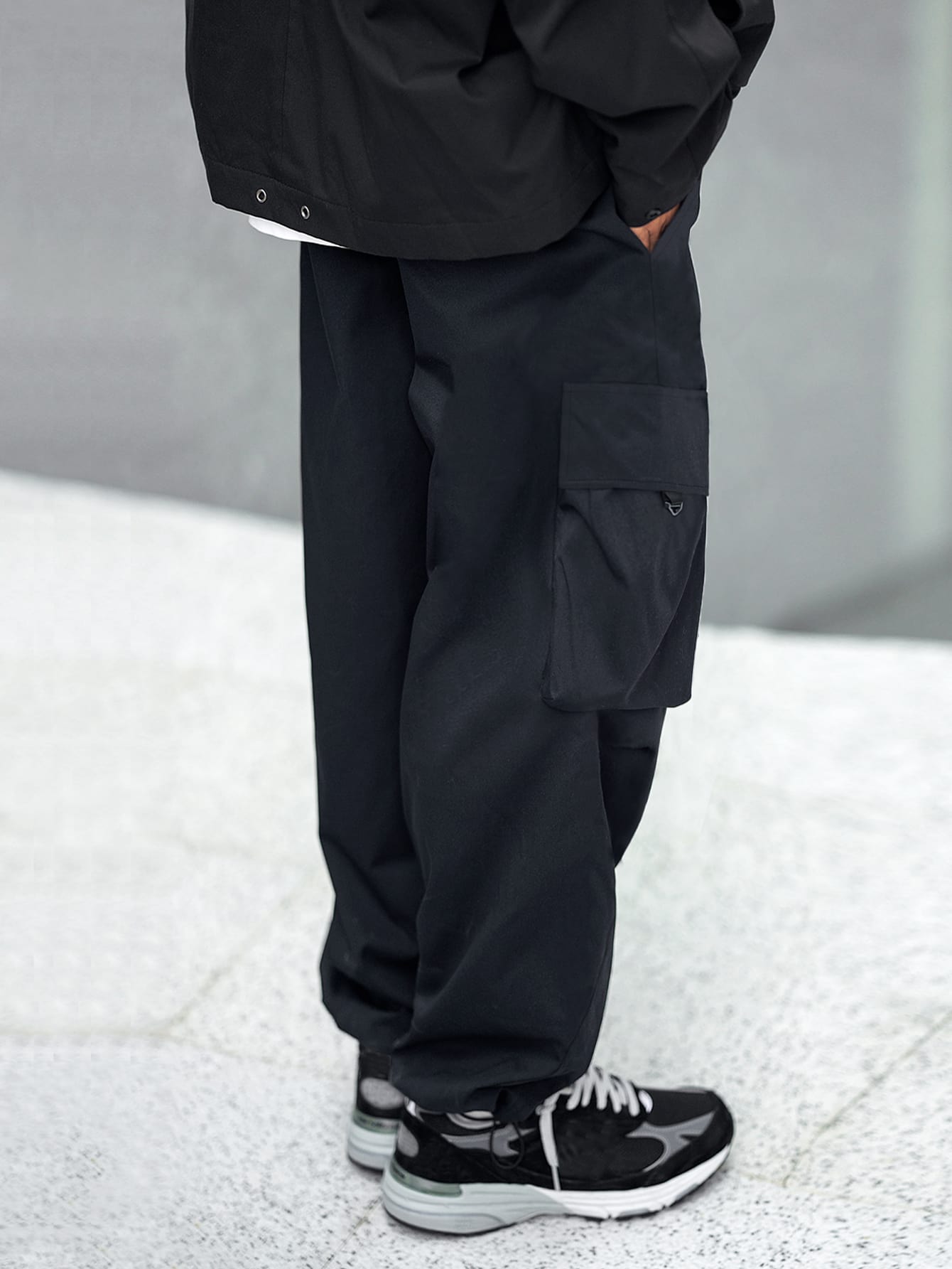 Calça Masculina Cargo Oversized Com Estampa Bolsos Sobrepostos Calça Masculina Cargo Com Corrente Decorativa Bolsos