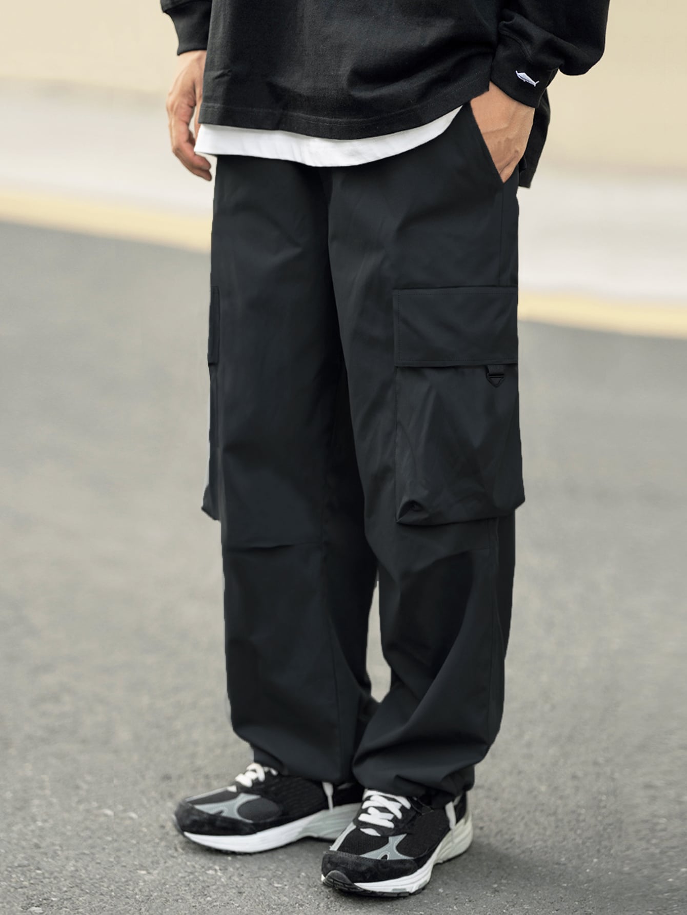 Calça Masculina Cargo Oversized Com Estampa Bolsos Sobrepostos Calça Masculina Cargo Com Corrente Decorativa Bolsos