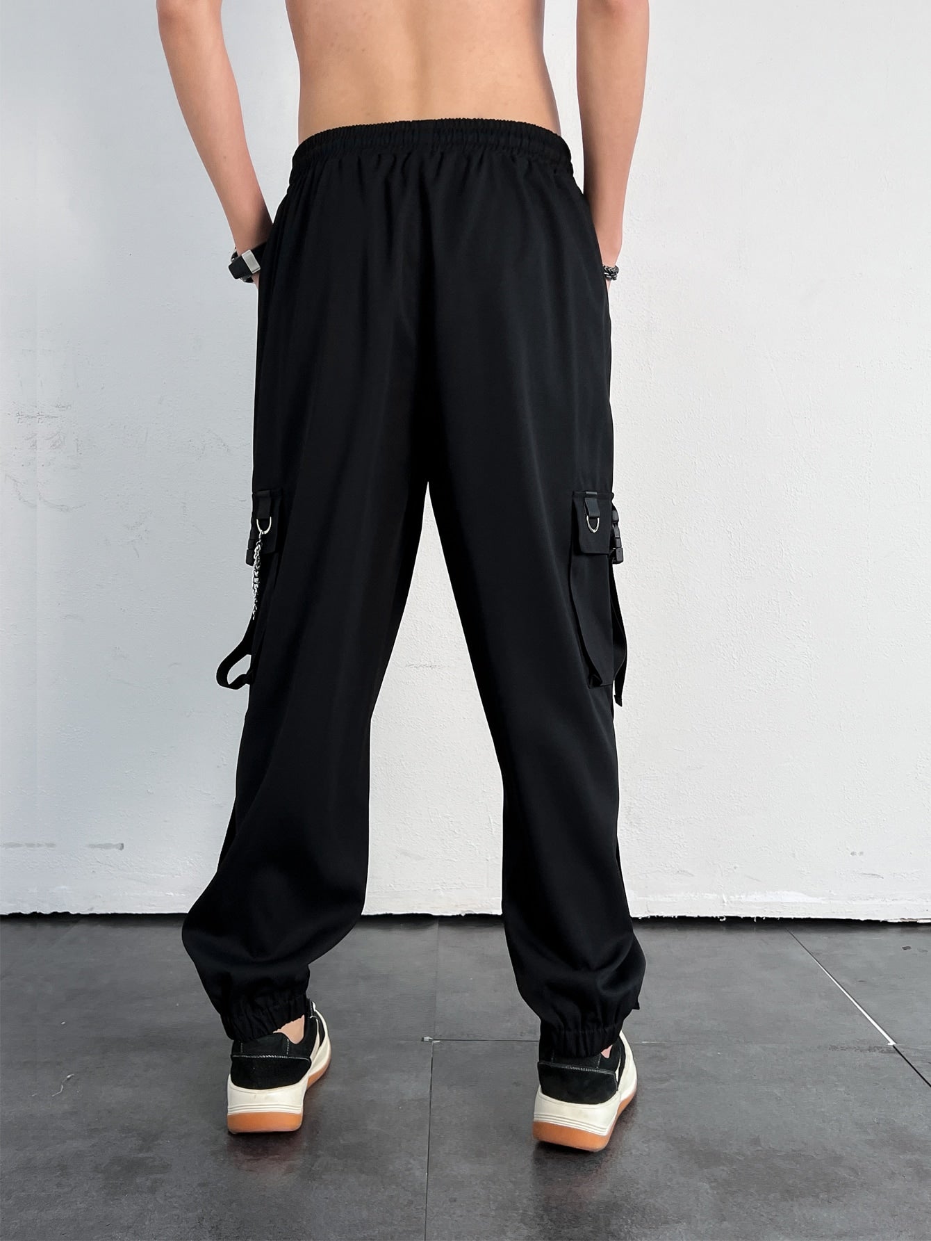 Calça Masculina Cargo Com Corrente Decorativa Bolsos Sobrepostos Calça Masculina Cargo Com Corrente Decorativa Bolsos