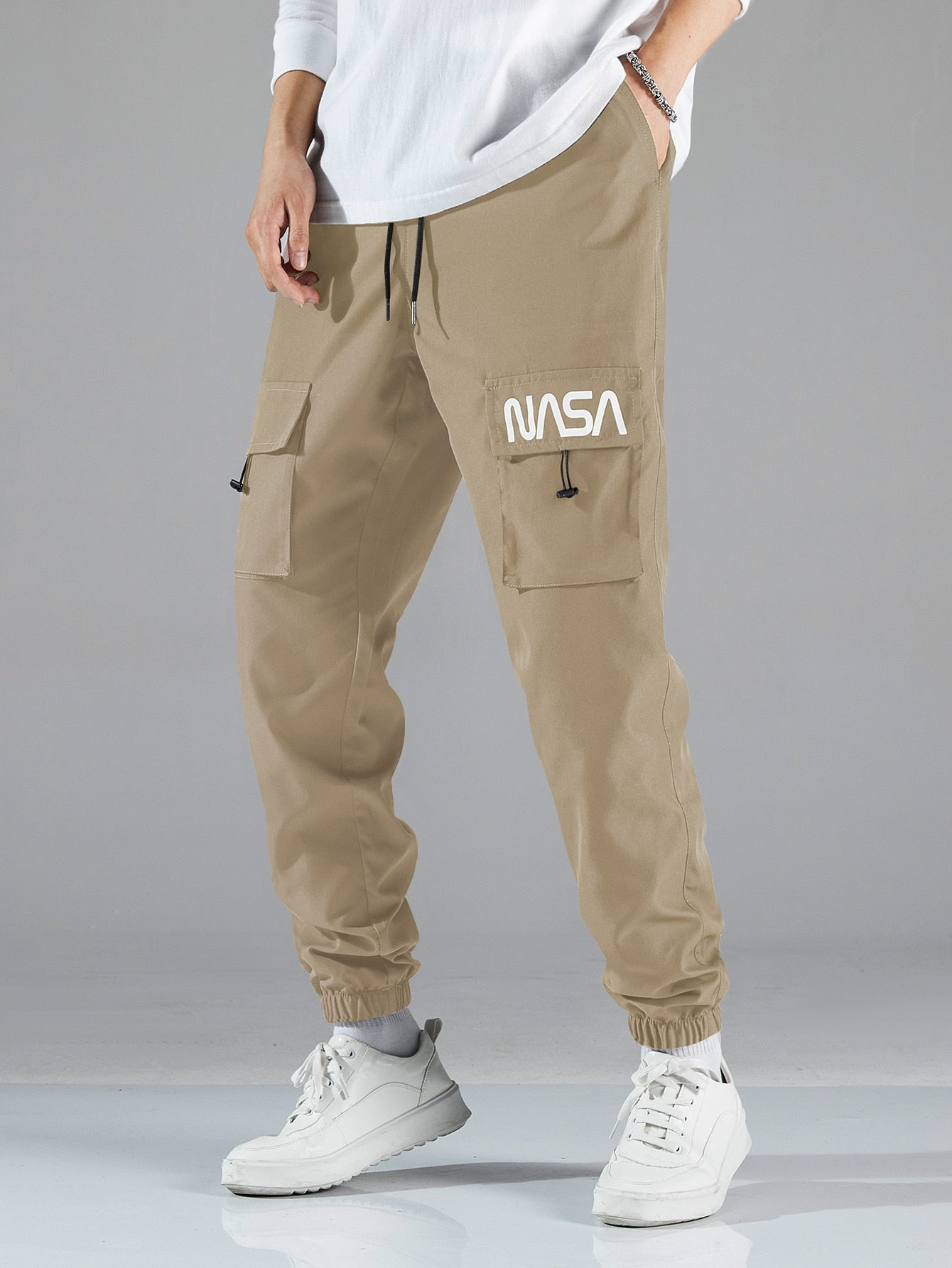 Calça Masculina Cargo Estilo Jogger Com Bolsos Laterais Caqui / PP Calça Masculina Cargo Estilo Jogger Com Bolsos