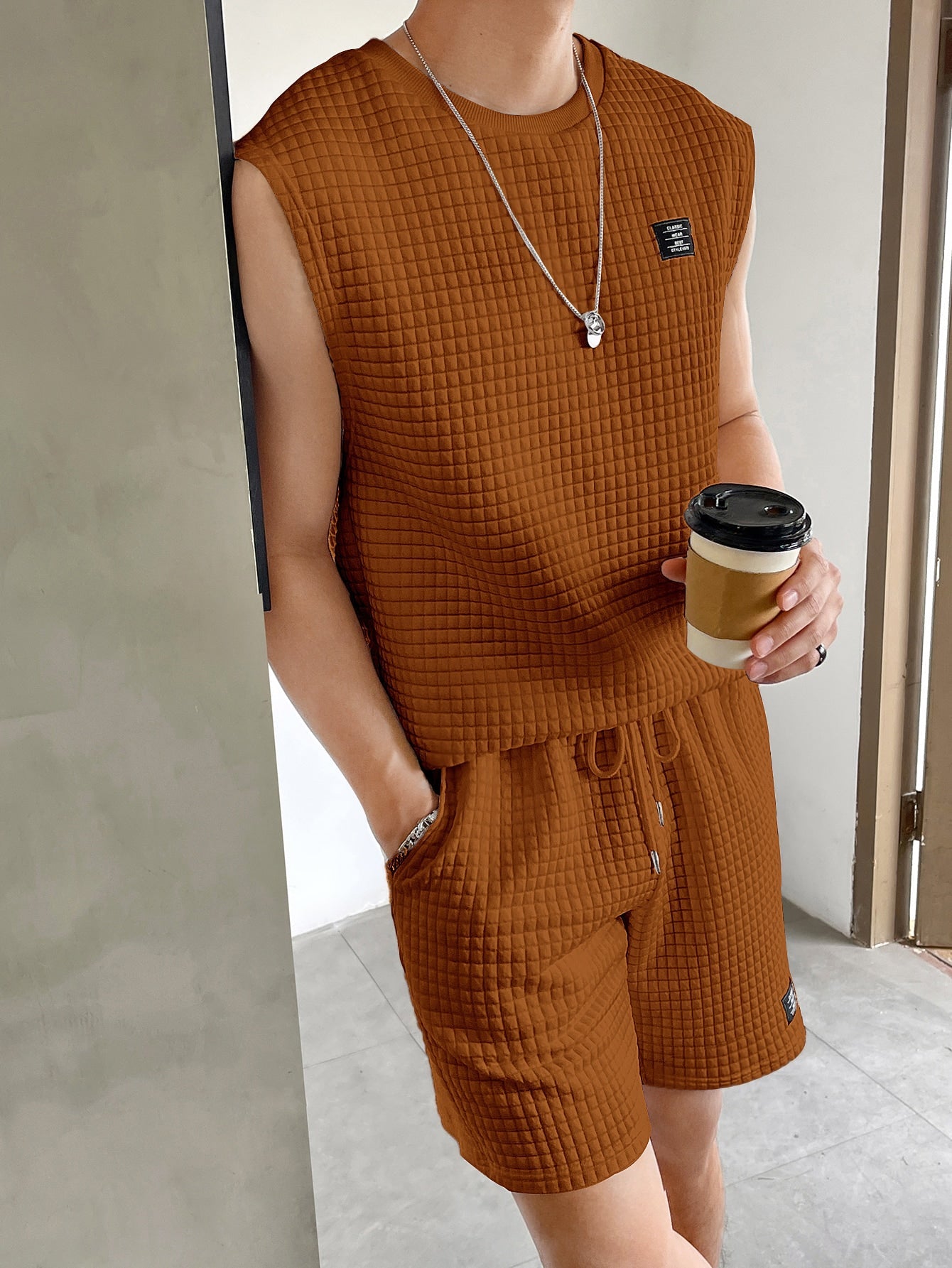 Conjunto Masculino Regata Com Patch E Shorts Ajustáveis Marrom / PP Conjunto Masculino Regata Com Patch E Shorts