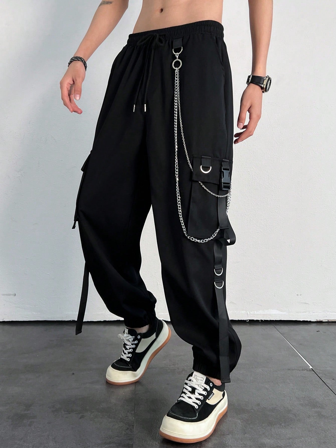 Calça Masculina Cargo Com Corrente Decorativa Bolsos Sobrepostos Preto / PP Calça Masculina Cargo Com Corrente
