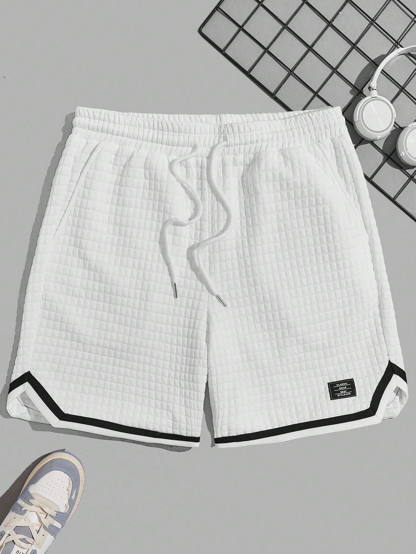 Shorts Masculino Matelassê Cós Ajustável E Detalhes Contrastantes Shorts Masculino Matelassê Cós Ajustável E Detalhes